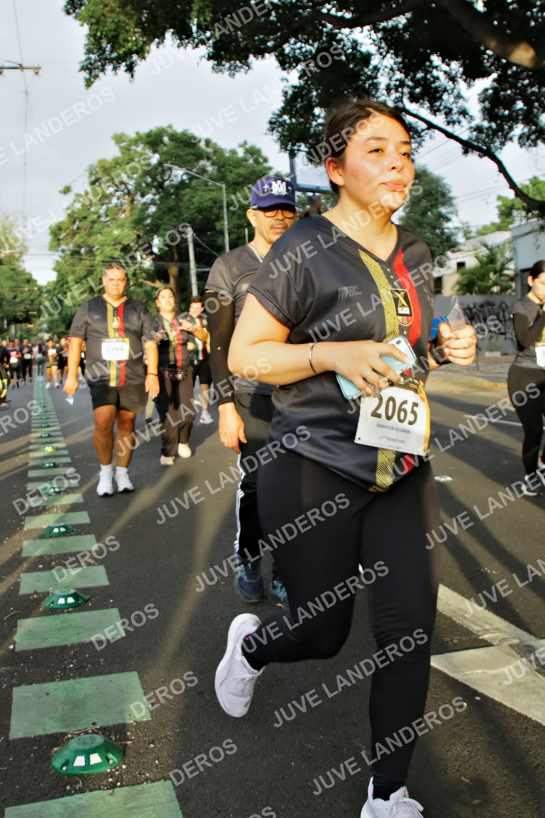 Foto de la X Carrera Leones Negros Red Cola 2026 en Rectoría General de la UdeG, Av. Juárez 976 (meta en Av. Enrique Díaz de León y Pedro Moreno), Guadalajara a las 07:23 · dorsal 2065