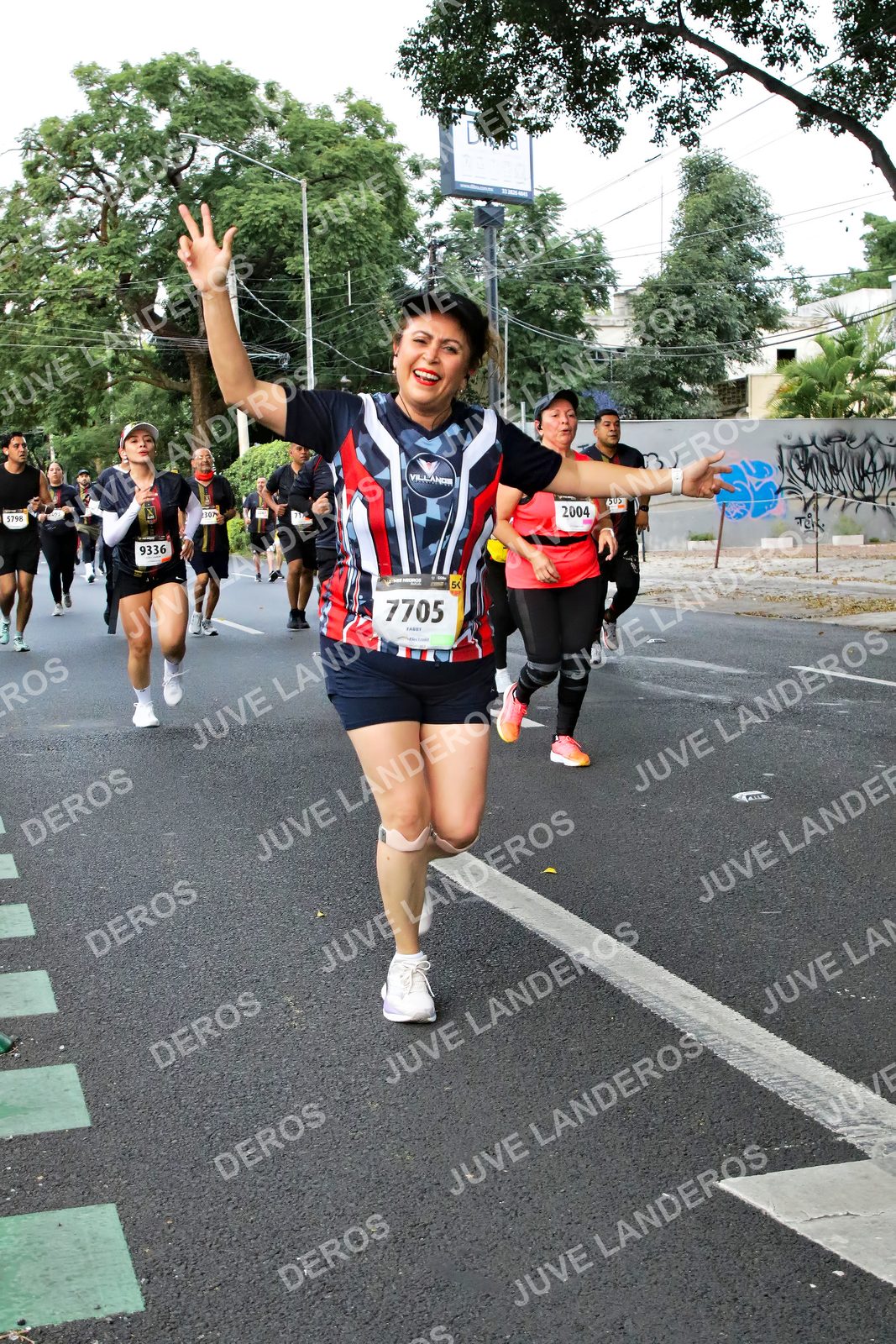 Foto de la X Carrera Leones Negros Red Cola 2026 en Rectoría General de la UdeG, Av. Juárez 976 (meta en Av. Enrique Díaz de León y Pedro Moreno), Guadalajara a las 05:10 · dorsal 7705, 2004, 9336, 5798