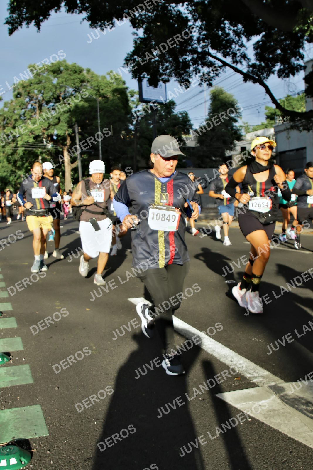 Foto de la X Carrera Leones Negros Red Cola 2026 en Rectoría General de la UdeG, Av. Juárez 976 (meta en Av. Enrique Díaz de León y Pedro Moreno), Guadalajara a las 07:52 · dorsal 10849, 12654, 1351
