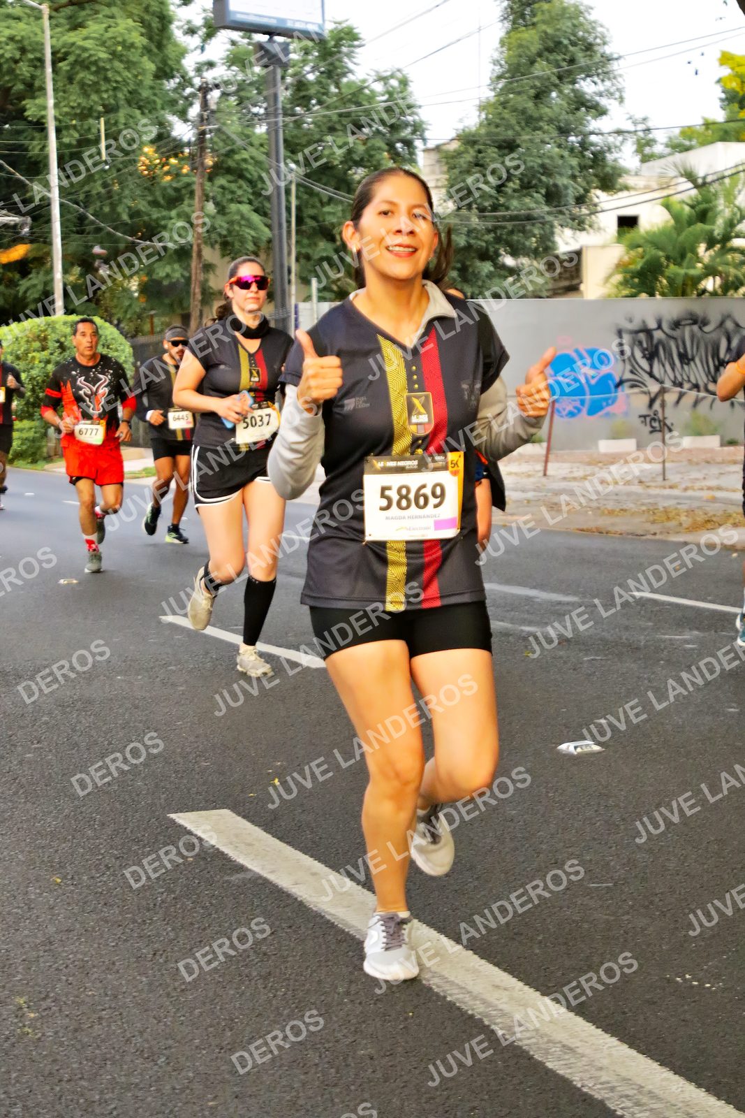 Foto de la X Carrera Leones Negros Red Cola 2026 en Rectoría General de la UdeG, Av. Juárez 976 (meta en Av. Enrique Díaz de León y Pedro Moreno), Guadalajara a las 05:00 · dorsal 5869, 5037, 6777, 6445