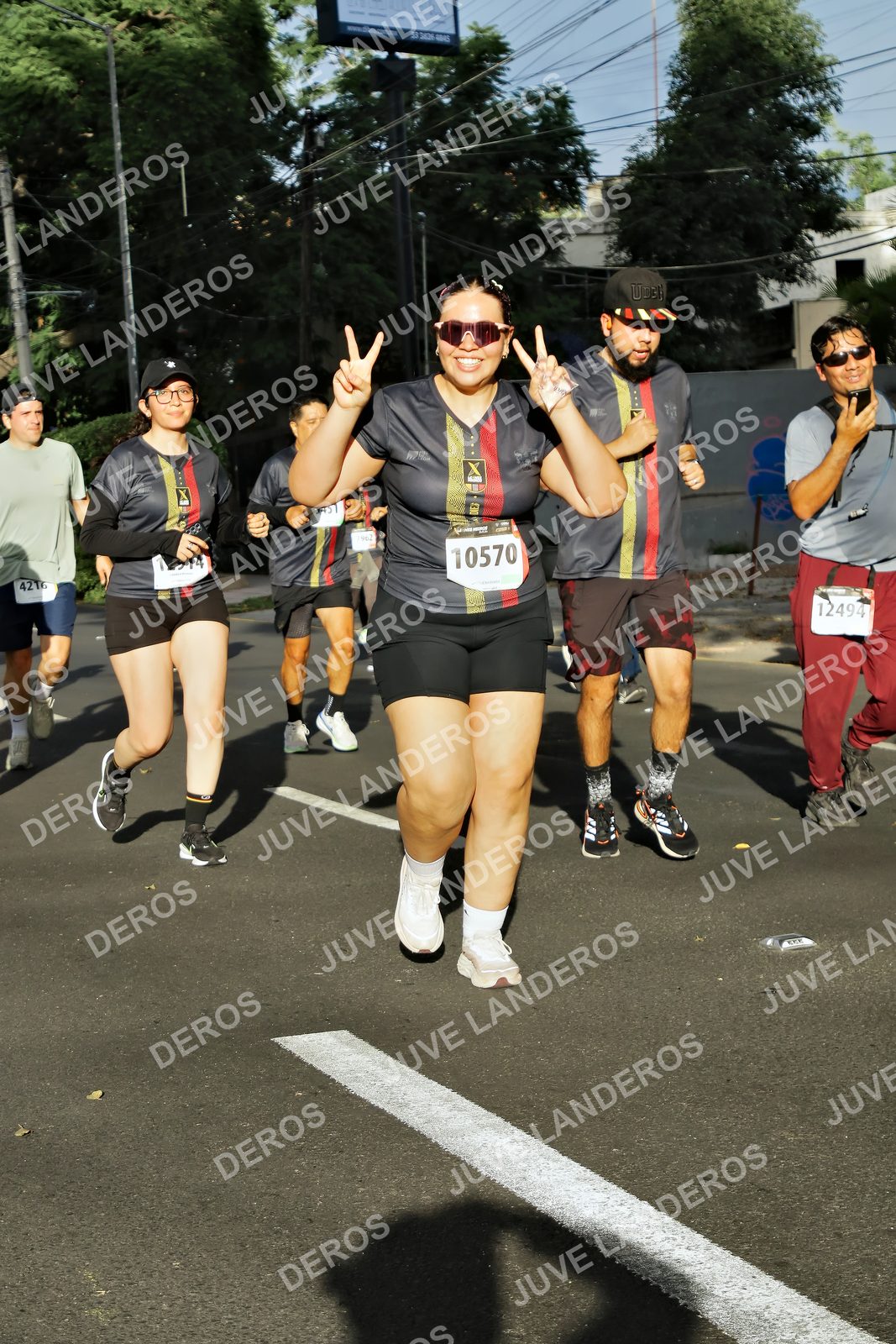 Foto de la X Carrera Leones Negros Red Cola 2026 en Rectoría General de la UdeG, Av. Juárez 976 (meta en Av. Enrique Díaz de León y Pedro Moreno), Guadalajara a las 07:56 · dorsal 12494, 10570, 4216
