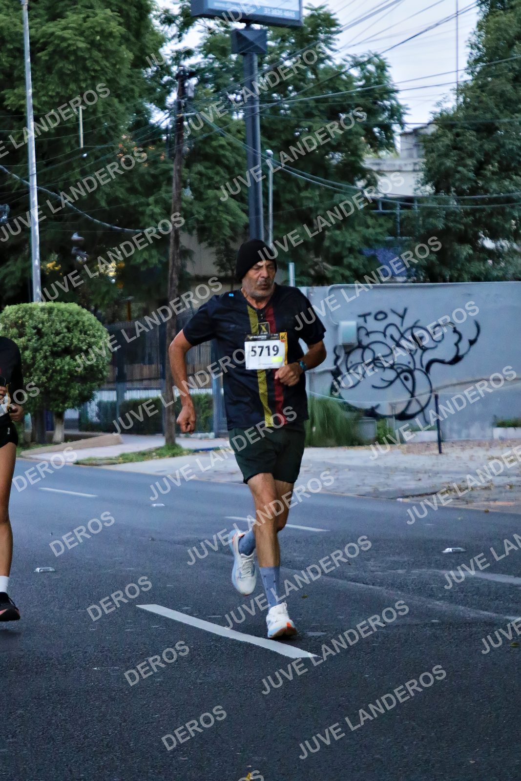 Foto de la X Carrera Leones Negros Red Cola 2026 en Rectoría General de la UdeG, Av. Juárez 976 (meta en Av. Enrique Díaz de León y Pedro Moreno), Guadalajara a las 04:55 · dorsal 5719