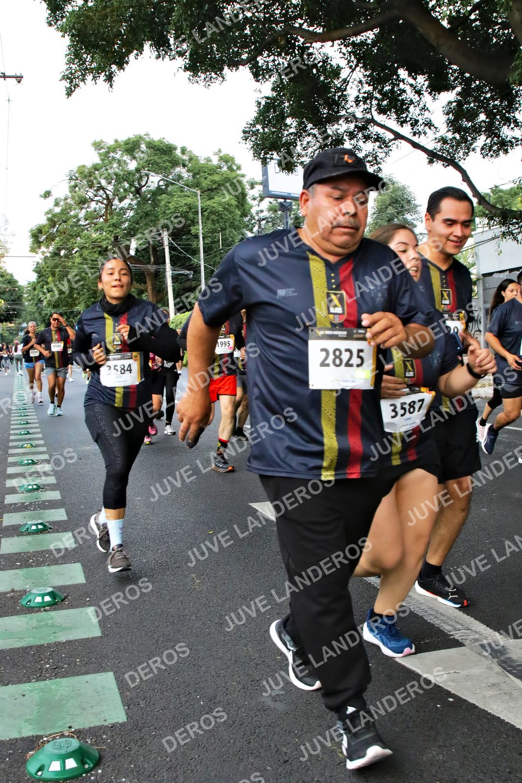 Foto de la X Carrera Leones Negros Red Cola 2026 en Rectoría General de la UdeG, Av. Juárez 976 (meta en Av. Enrique Díaz de León y Pedro Moreno), Guadalajara a las 05:09 · dorsal 2825, 3587, 3584, 1995