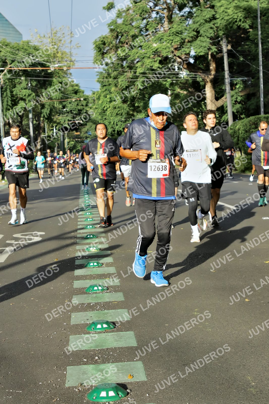 Foto de la X Carrera Leones Negros Red Cola 2026 en Rectoría General de la UdeG, Av. Juárez 976 (meta en Av. Enrique Díaz de León y Pedro Moreno), Guadalajara a las 07:59 · dorsal 12638, 11305, 12526