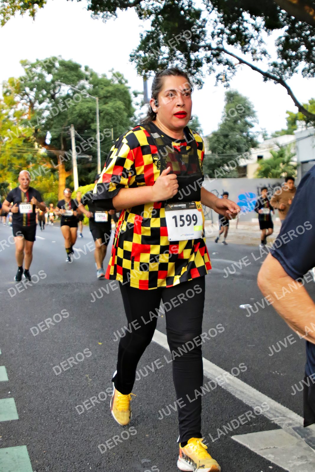 Foto de la X Carrera Leones Negros Red Cola 2026 en Rectoría General de la UdeG, Av. Juárez 976 (meta en Av. Enrique Díaz de León y Pedro Moreno), Guadalajara a las 05:05 · dorsal 1599, 3135, 7094