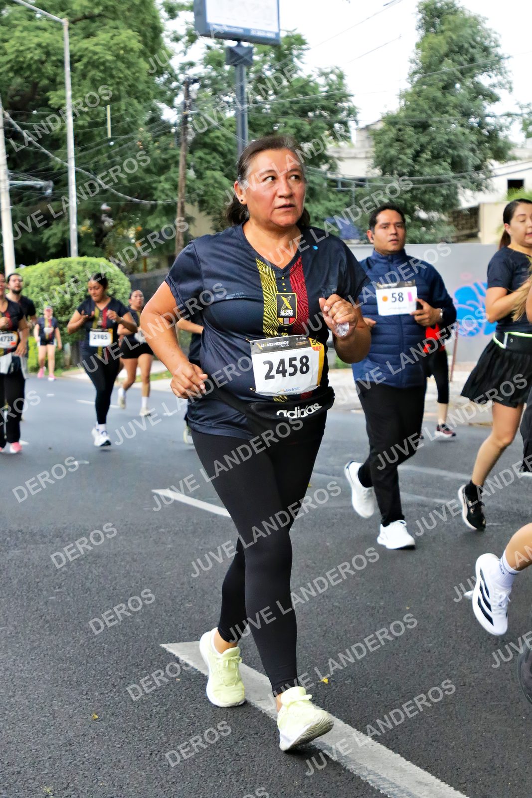 Foto de la X Carrera Leones Negros Red Cola 2026 en Rectoría General de la UdeG, Av. Juárez 976 (meta en Av. Enrique Díaz de León y Pedro Moreno), Guadalajara a las 05:12 · dorsal 2458, 2105