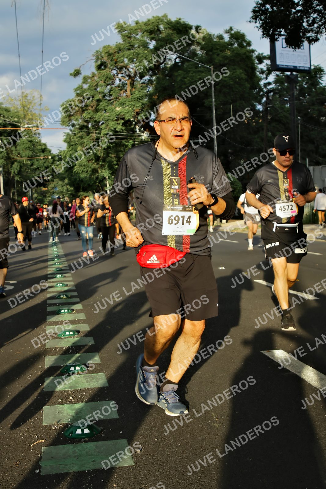 Foto de la X Carrera Leones Negros Red Cola 2026 en Rectoría General de la UdeG, Av. Juárez 976 (meta en Av. Enrique Díaz de León y Pedro Moreno), Guadalajara a las 07:32 · dorsal 6914, 4572