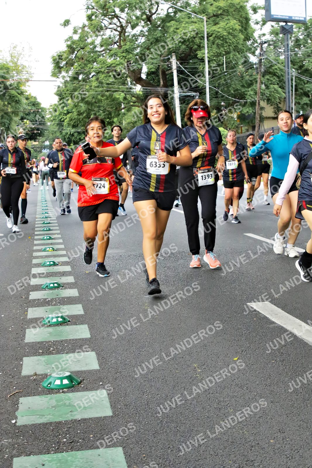 Foto de la X Carrera Leones Negros Red Cola 2026 en Rectoría General de la UdeG, Av. Juárez 976 (meta en Av. Enrique Díaz de León y Pedro Moreno), Guadalajara a las 07:15 · dorsal 1393, 3819, 298, 2318