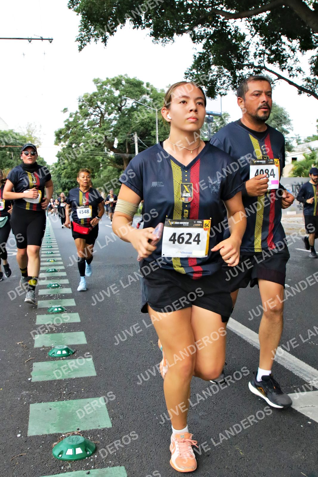 Foto de la X Carrera Leones Negros Red Cola 2026 en Rectoría General de la UdeG, Av. Juárez 976 (meta en Av. Enrique Díaz de León y Pedro Moreno), Guadalajara a las 05:11 · dorsal 4624, 4548, 4084