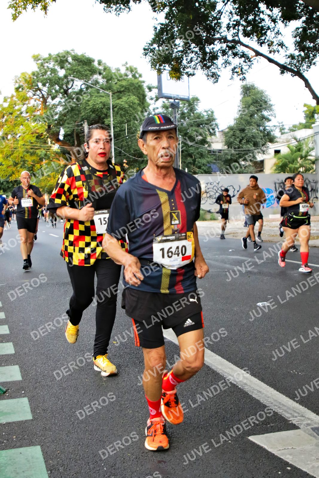 Foto de la X Carrera Leones Negros Red Cola 2026 en Rectoría General de la UdeG, Av. Juárez 976 (meta en Av. Enrique Díaz de León y Pedro Moreno), Guadalajara a las 05:05 · dorsal 1640, 15, 3135, 4356