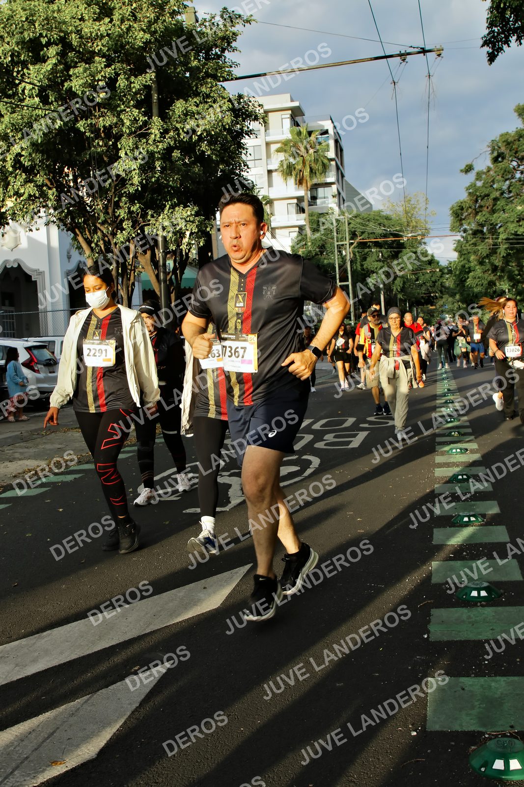 Foto de la X Carrera Leones Negros Red Cola 2026 en Rectoría General de la UdeG, Av. Juárez 976 (meta en Av. Enrique Díaz de León y Pedro Moreno), Guadalajara a las 07:31 · dorsal 2291, 7367, 63, 13026