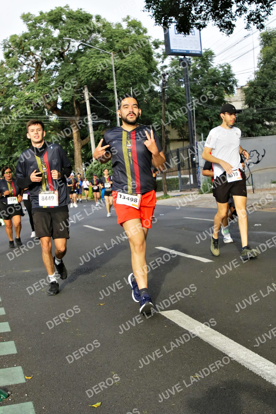 Foto de la X Carrera Leones Negros Red Cola 2026 en Rectoría General de la UdeG, Av. Juárez 976 (meta en Av. Enrique Díaz de León y Pedro Moreno), Guadalajara a las 08:06 · dorsal 8449, 13498, 7734, 8510