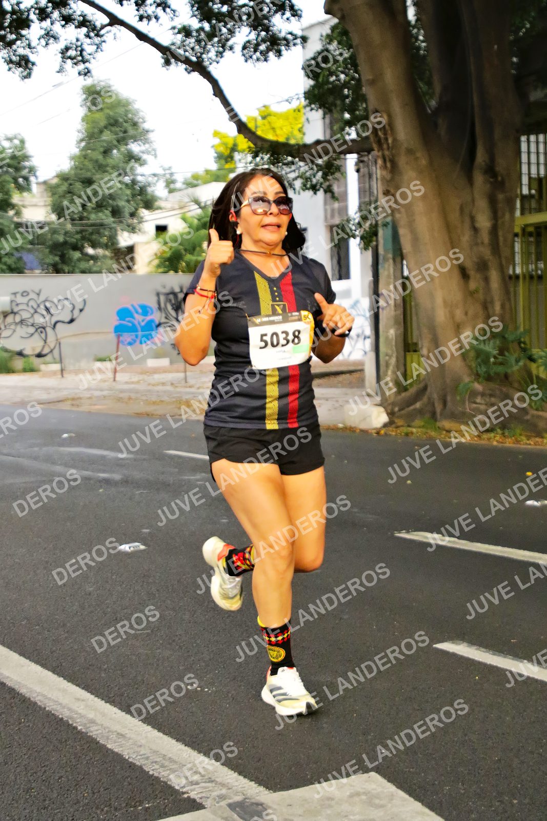 Foto de la X Carrera Leones Negros Red Cola 2026 en Rectoría General de la UdeG, Av. Juárez 976 (meta en Av. Enrique Díaz de León y Pedro Moreno), Guadalajara a las 05:01 · dorsal 5038