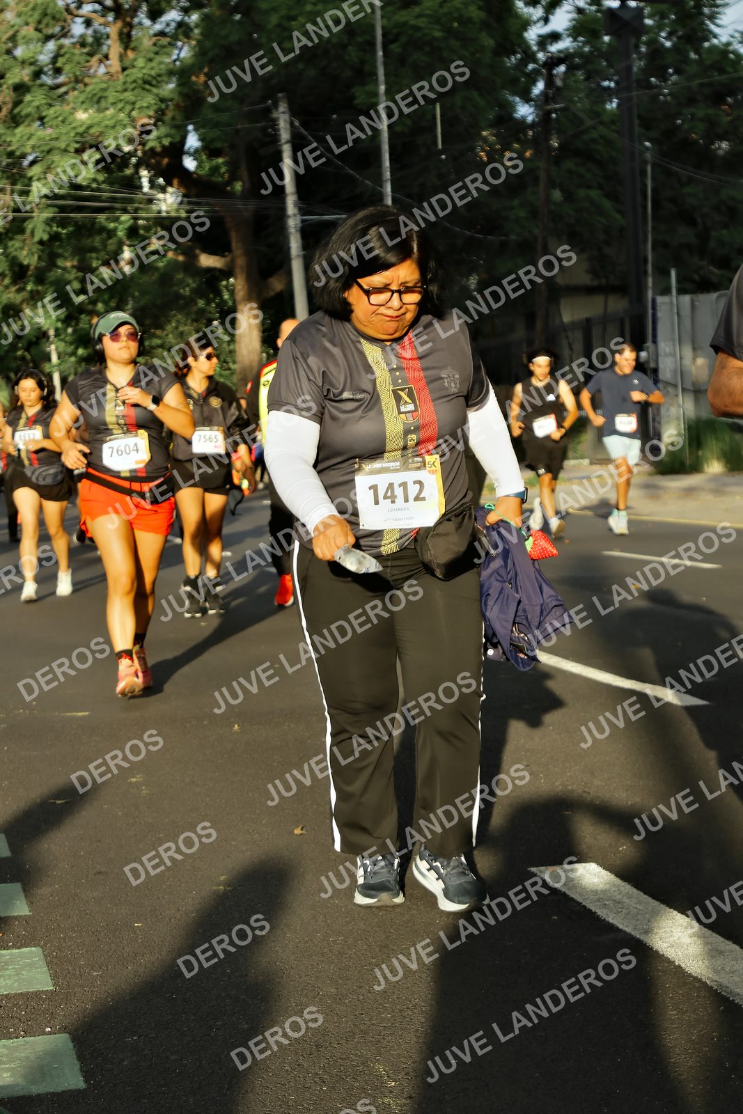 Foto de la X Carrera Leones Negros Red Cola 2026 en Rectoría General de la UdeG, Av. Juárez 976 (meta en Av. Enrique Díaz de León y Pedro Moreno), Guadalajara a las 07:32 · dorsal 1412, 7604, 7565