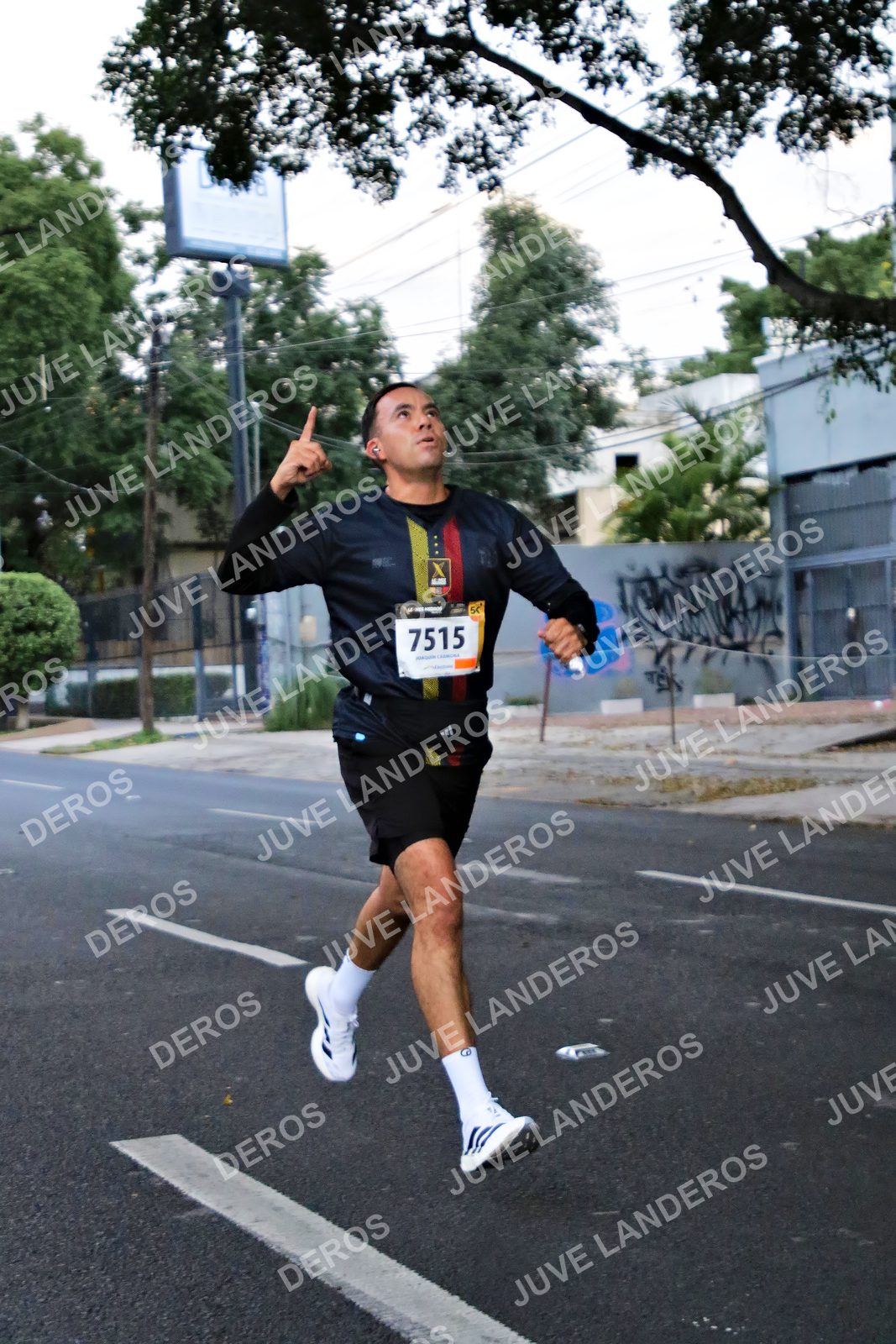 Foto de la X Carrera Leones Negros Red Cola 2026 en Rectoría General de la UdeG, Av. Juárez 976 (meta en Av. Enrique Díaz de León y Pedro Moreno), Guadalajara a las 04:56 · dorsal 7515