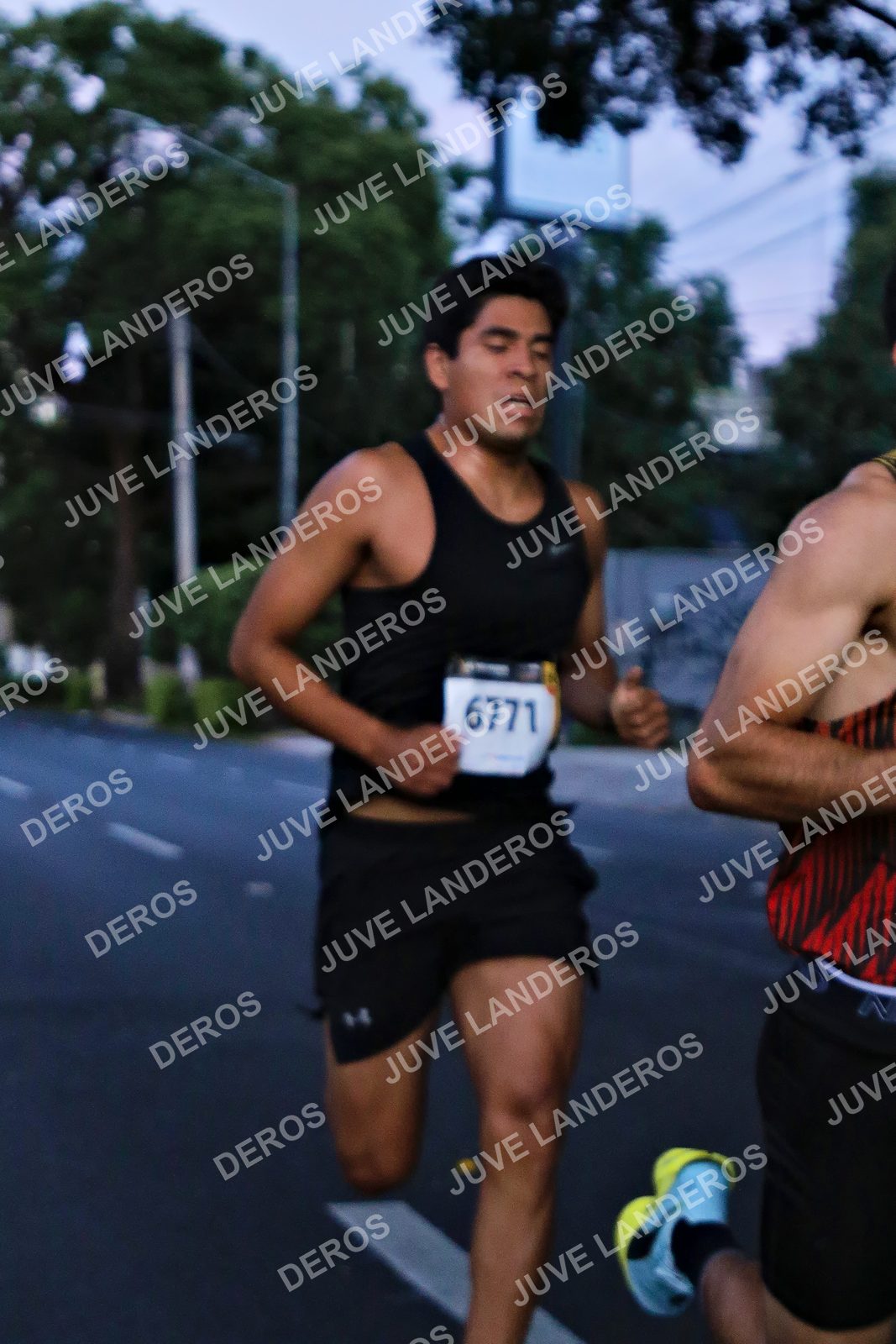 Foto de la X Carrera Leones Negros Red Cola 2026 en Rectoría General de la UdeG, Av. Juárez 976 (meta en Av. Enrique Díaz de León y Pedro Moreno), Guadalajara a las 04:48 · dorsal 6771
