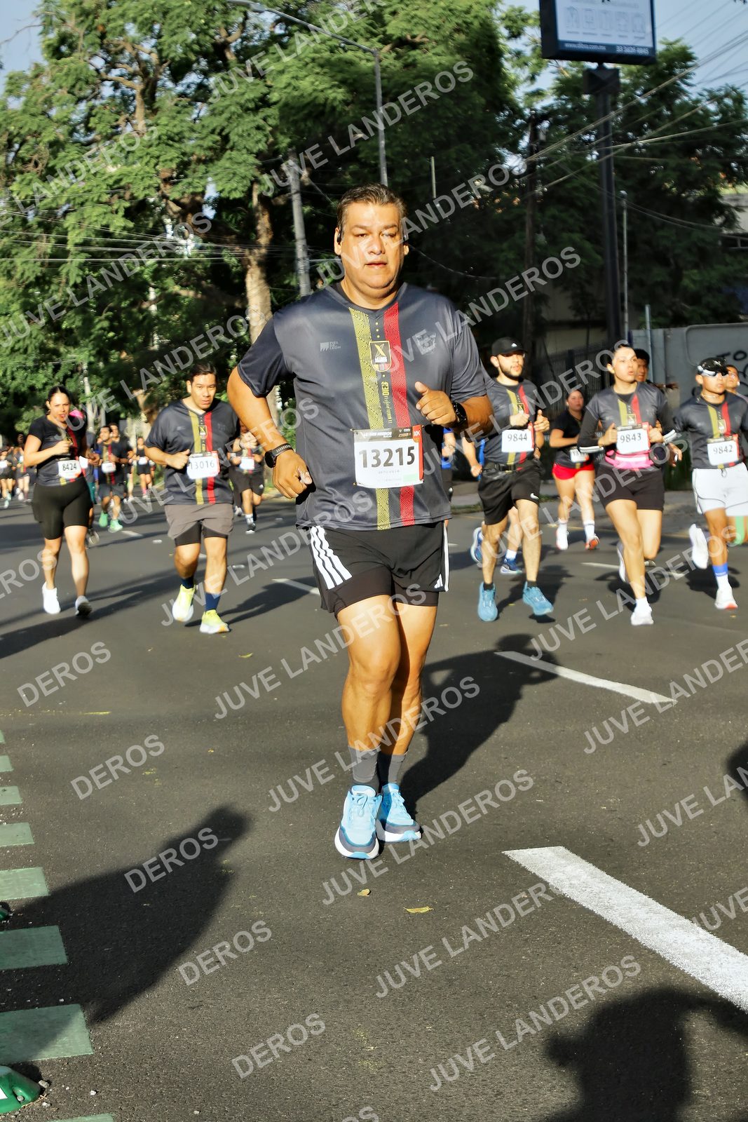 Foto de la X Carrera Leones Negros Red Cola 2026 en Rectoría General de la UdeG, Av. Juárez 976 (meta en Av. Enrique Díaz de León y Pedro Moreno), Guadalajara a las 07:56 · dorsal 13215, 9843, 9844, 8424
