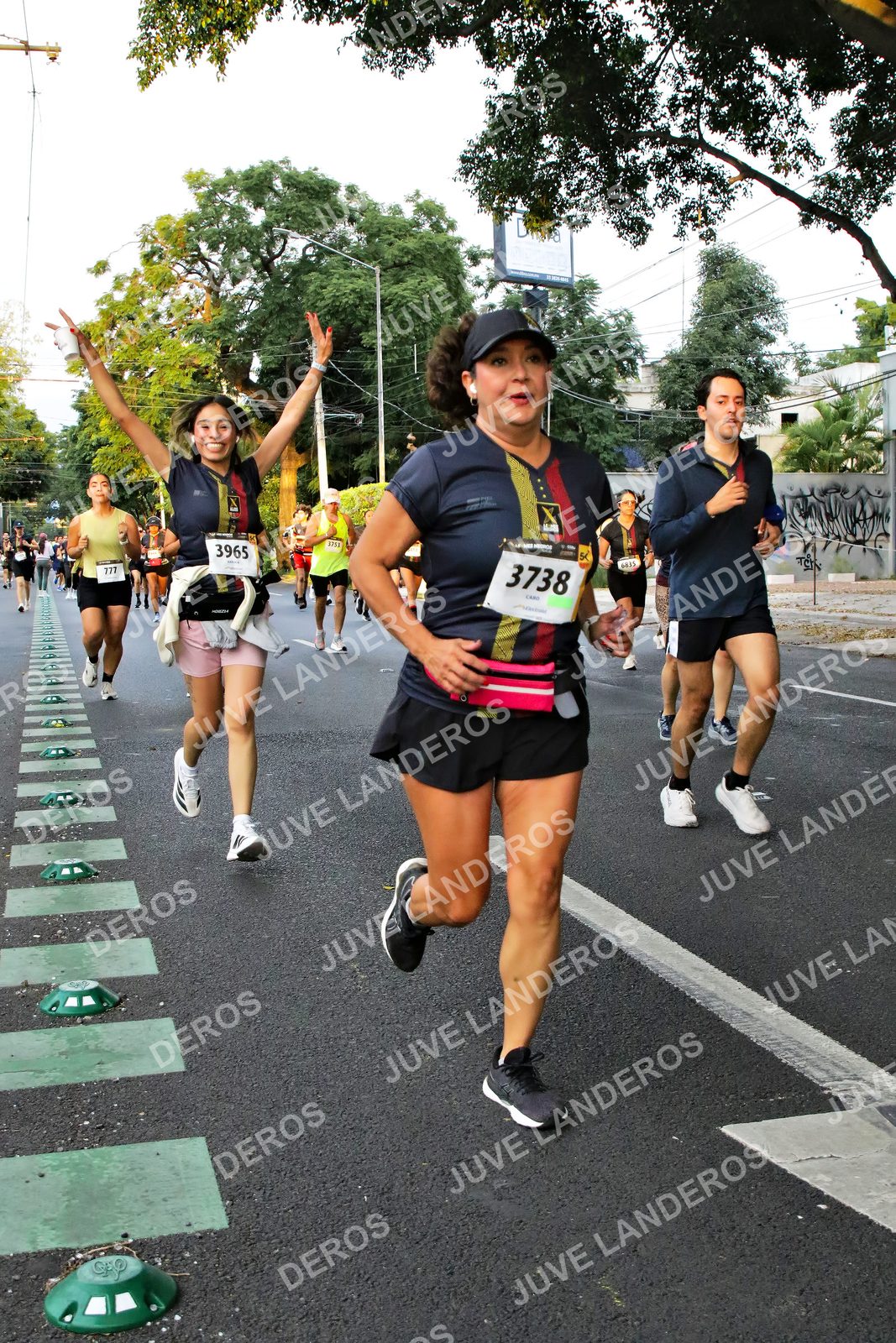 Foto de la X Carrera Leones Negros Red Cola 2026 en Rectoría General de la UdeG, Av. Juárez 976 (meta en Av. Enrique Díaz de León y Pedro Moreno), Guadalajara a las 05:07 · dorsal 3738, 3965, 777