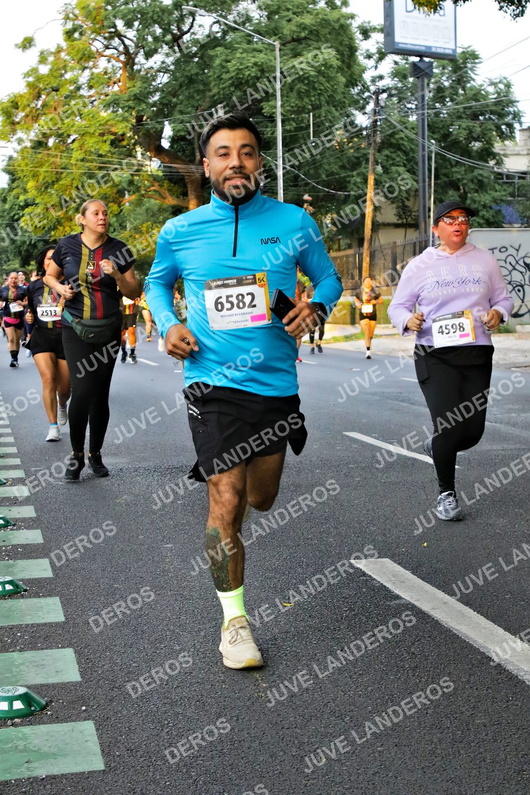 Foto de la X Carrera Leones Negros Red Cola 2026 en Rectoría General de la UdeG, Av. Juárez 976 (meta en Av. Enrique Díaz de León y Pedro Moreno), Guadalajara a las 05:07 · dorsal 6582, 4598, 2513