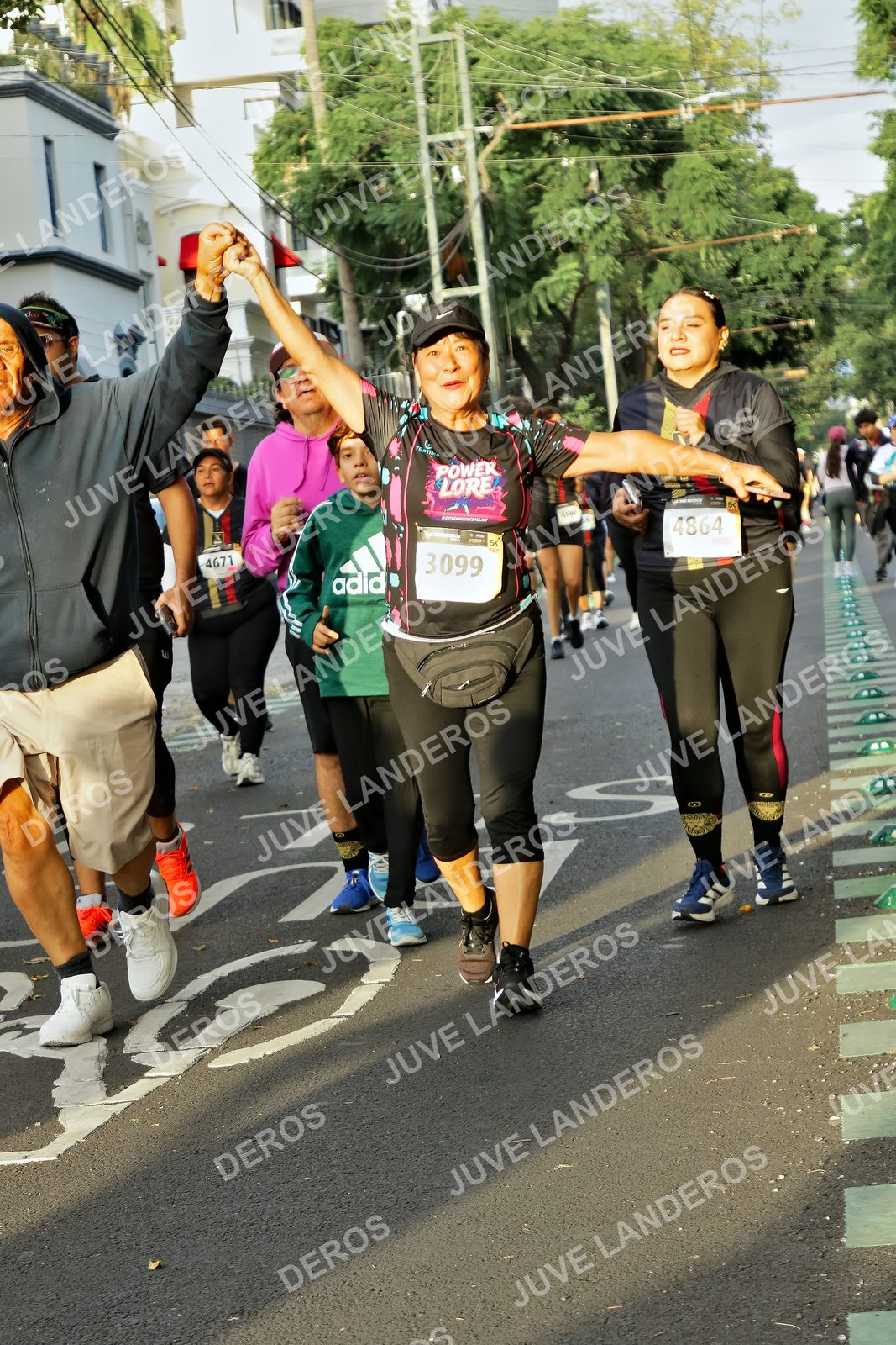 Foto de la X Carrera Leones Negros Red Cola 2026 en Rectoría General de la UdeG, Av. Juárez 976 (meta en Av. Enrique Díaz de León y Pedro Moreno), Guadalajara a las 07:23 · dorsal 4864, 3099, 4671
