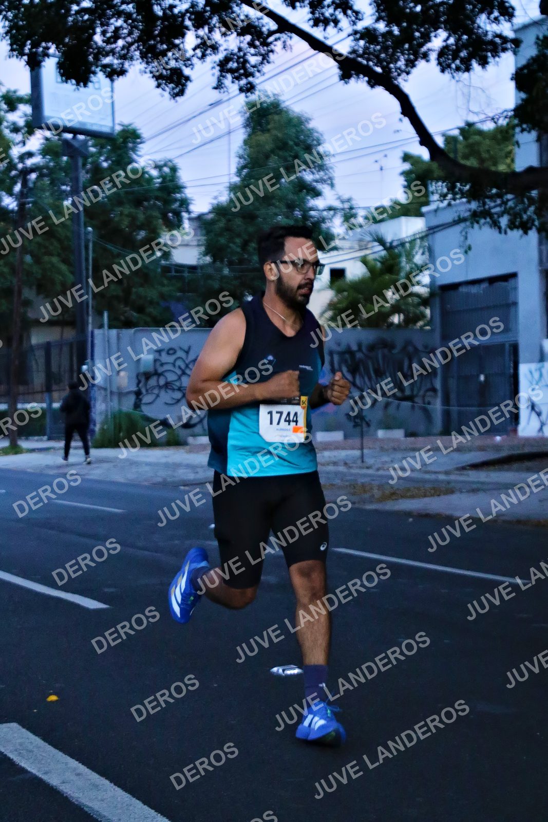 Foto de la X Carrera Leones Negros Red Cola 2026 en Rectoría General de la UdeG, Av. Juárez 976 (meta en Av. Enrique Díaz de León y Pedro Moreno), Guadalajara a las 04:50 · dorsal 1744