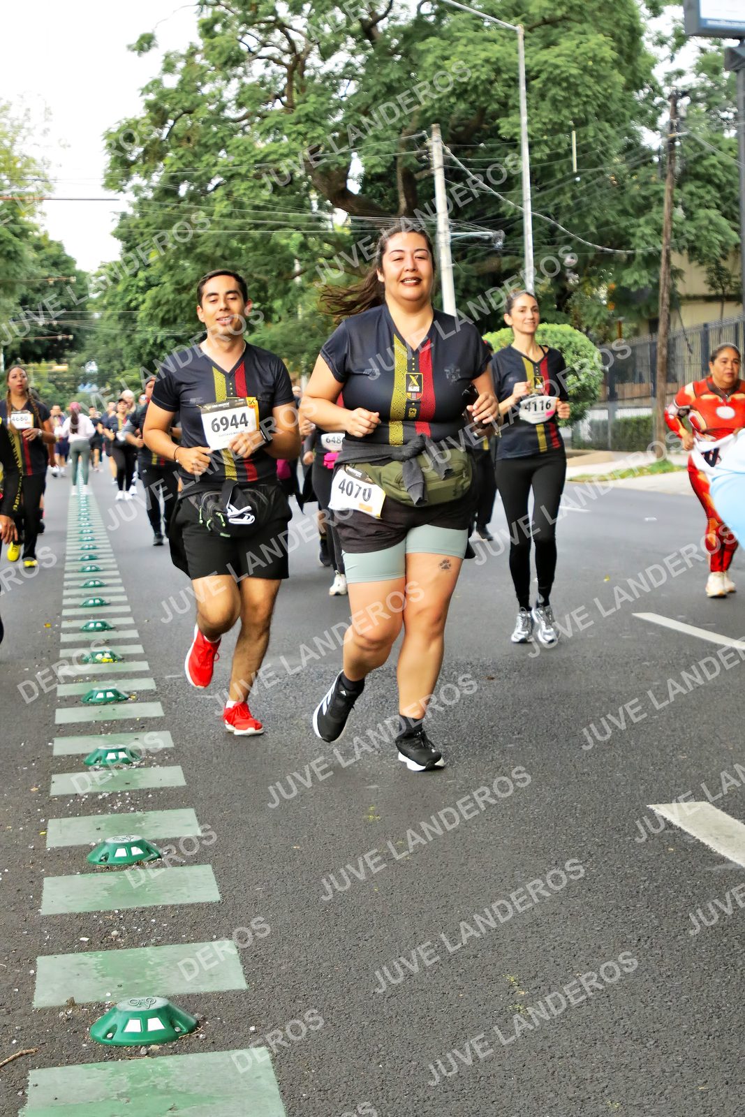 Foto de la X Carrera Leones Negros Red Cola 2026 en Rectoría General de la UdeG, Av. Juárez 976 (meta en Av. Enrique Díaz de León y Pedro Moreno), Guadalajara a las 07:18 · dorsal 6944, 4070, 4116