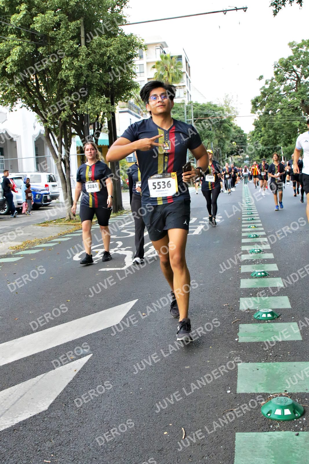 Foto de la X Carrera Leones Negros Red Cola 2026 en Rectoría General de la UdeG, Av. Juárez 976 (meta en Av. Enrique Díaz de León y Pedro Moreno), Guadalajara a las 05:13 · dorsal 5536, 5881, 3537