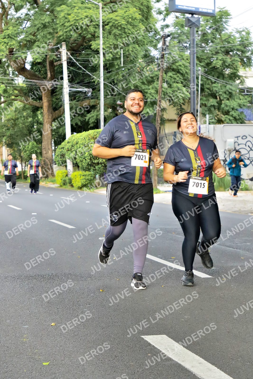 Foto de la X Carrera Leones Negros Red Cola 2026 en Rectoría General de la UdeG, Av. Juárez 976 (meta en Av. Enrique Díaz de León y Pedro Moreno), Guadalajara a las 08:21 · dorsal 7015, 7021
