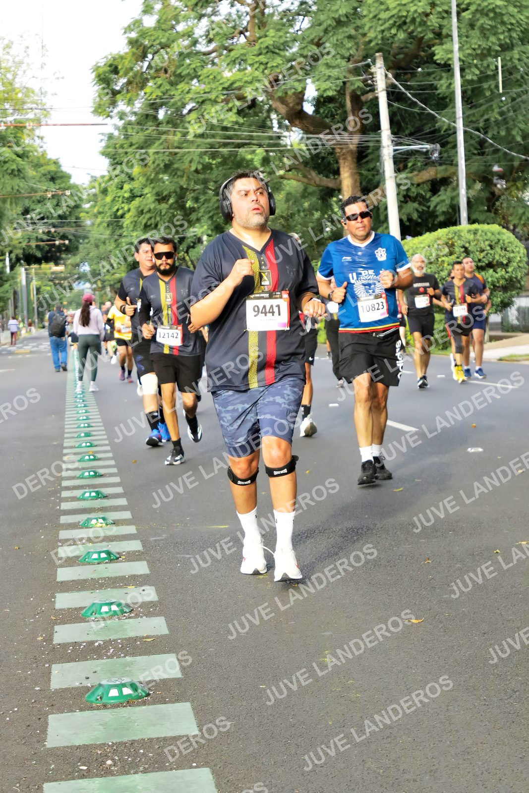 Foto de la X Carrera Leones Negros Red Cola 2026 en Rectoría General de la UdeG, Av. Juárez 976 (meta en Av. Enrique Díaz de León y Pedro Moreno), Guadalajara a las 08:06 · dorsal 9441, 12142, 10823