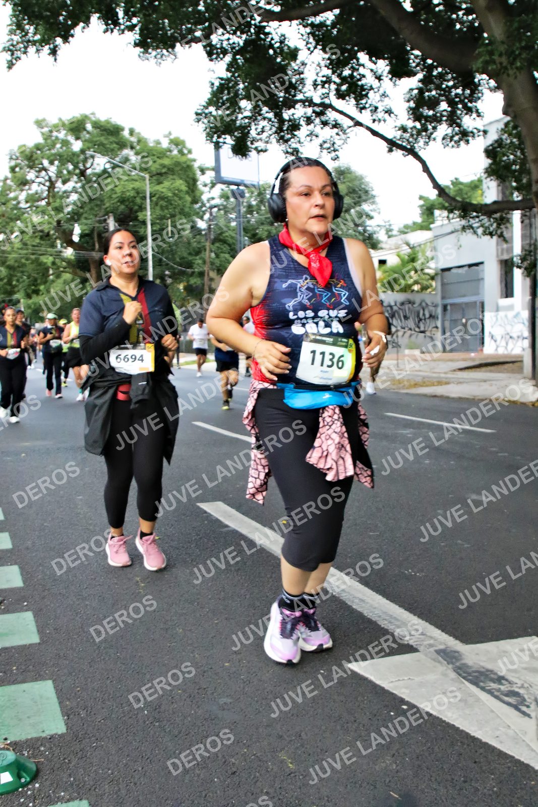 Foto de la X Carrera Leones Negros Red Cola 2026 en Rectoría General de la UdeG, Av. Juárez 976 (meta en Av. Enrique Díaz de León y Pedro Moreno), Guadalajara a las 05:11 · dorsal 1136, 6694
