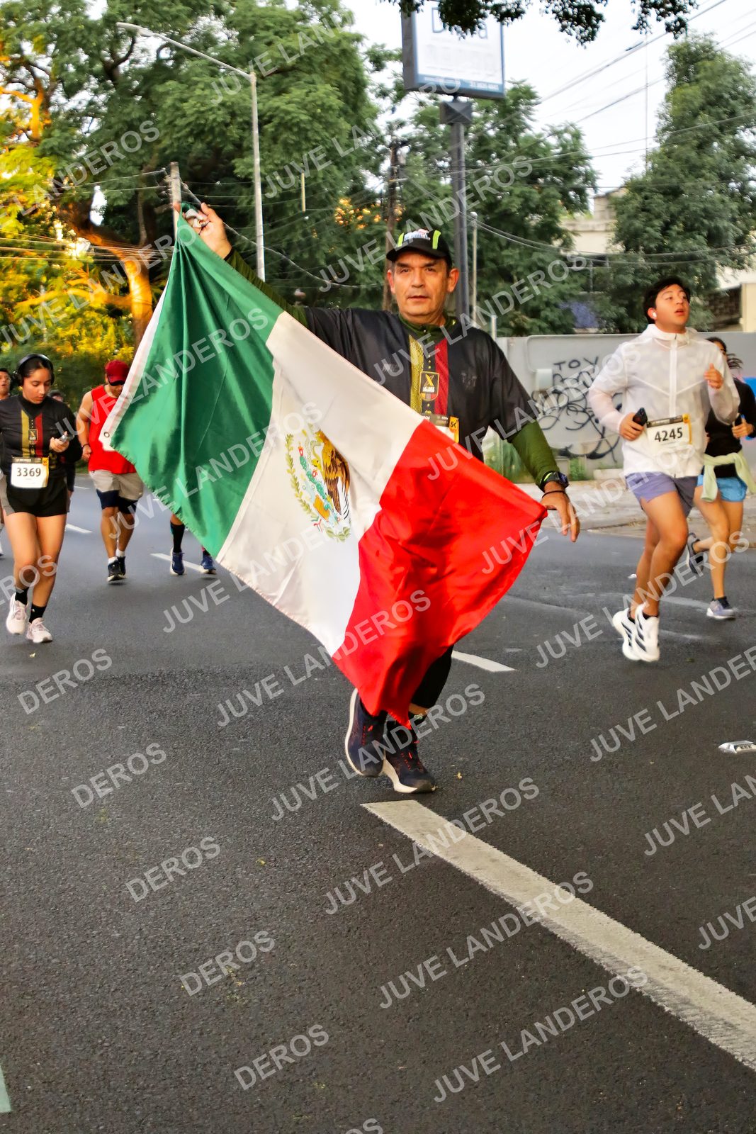 Foto de la X Carrera Leones Negros Red Cola 2026 en Rectoría General de la UdeG, Av. Juárez 976 (meta en Av. Enrique Díaz de León y Pedro Moreno), Guadalajara a las 05:00 · dorsal 3369, 4245