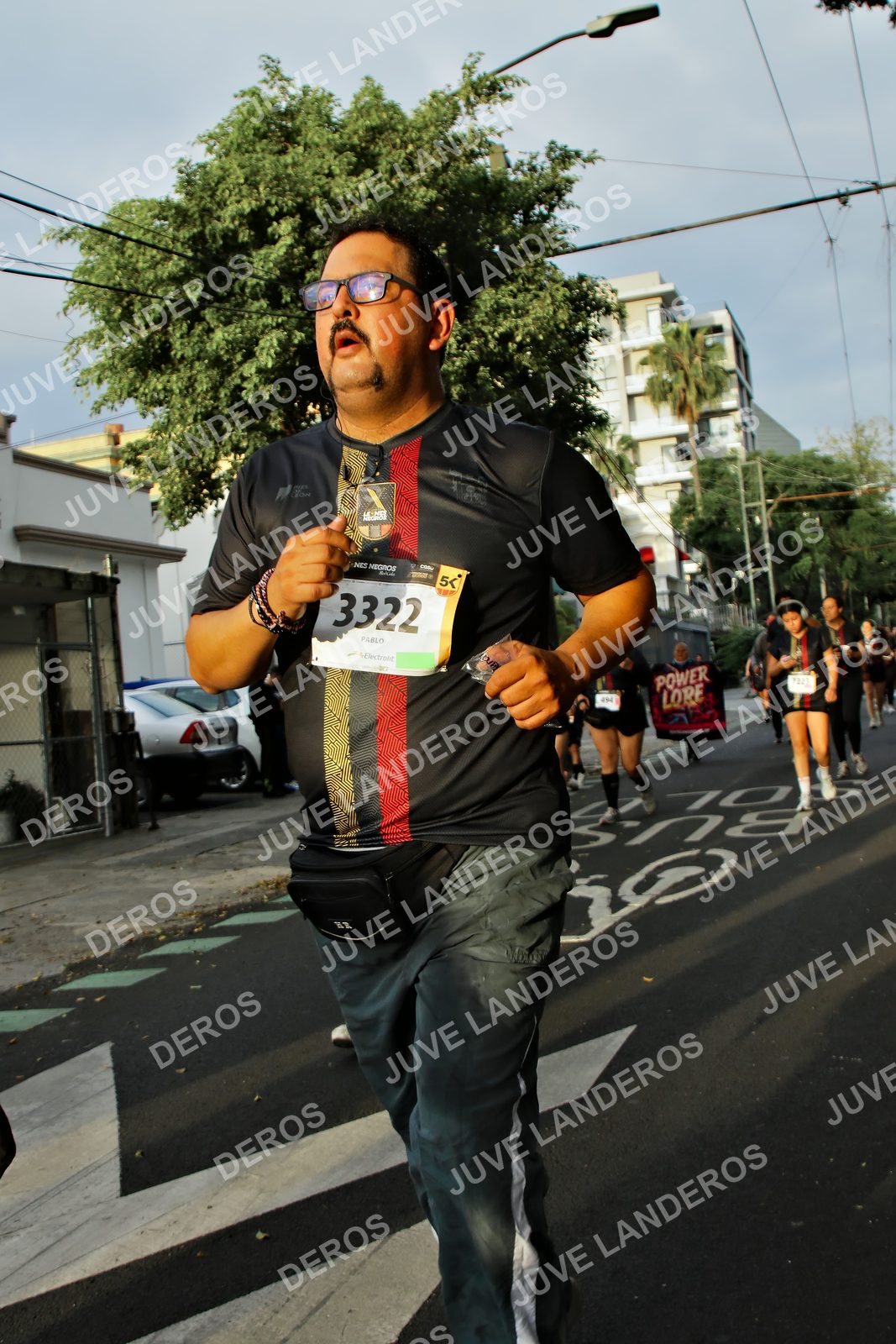 Foto de la X Carrera Leones Negros Red Cola 2026 en Rectoría General de la UdeG, Av. Juárez 976 (meta en Av. Enrique Díaz de León y Pedro Moreno), Guadalajara a las 07:23 · dorsal 3322, 494