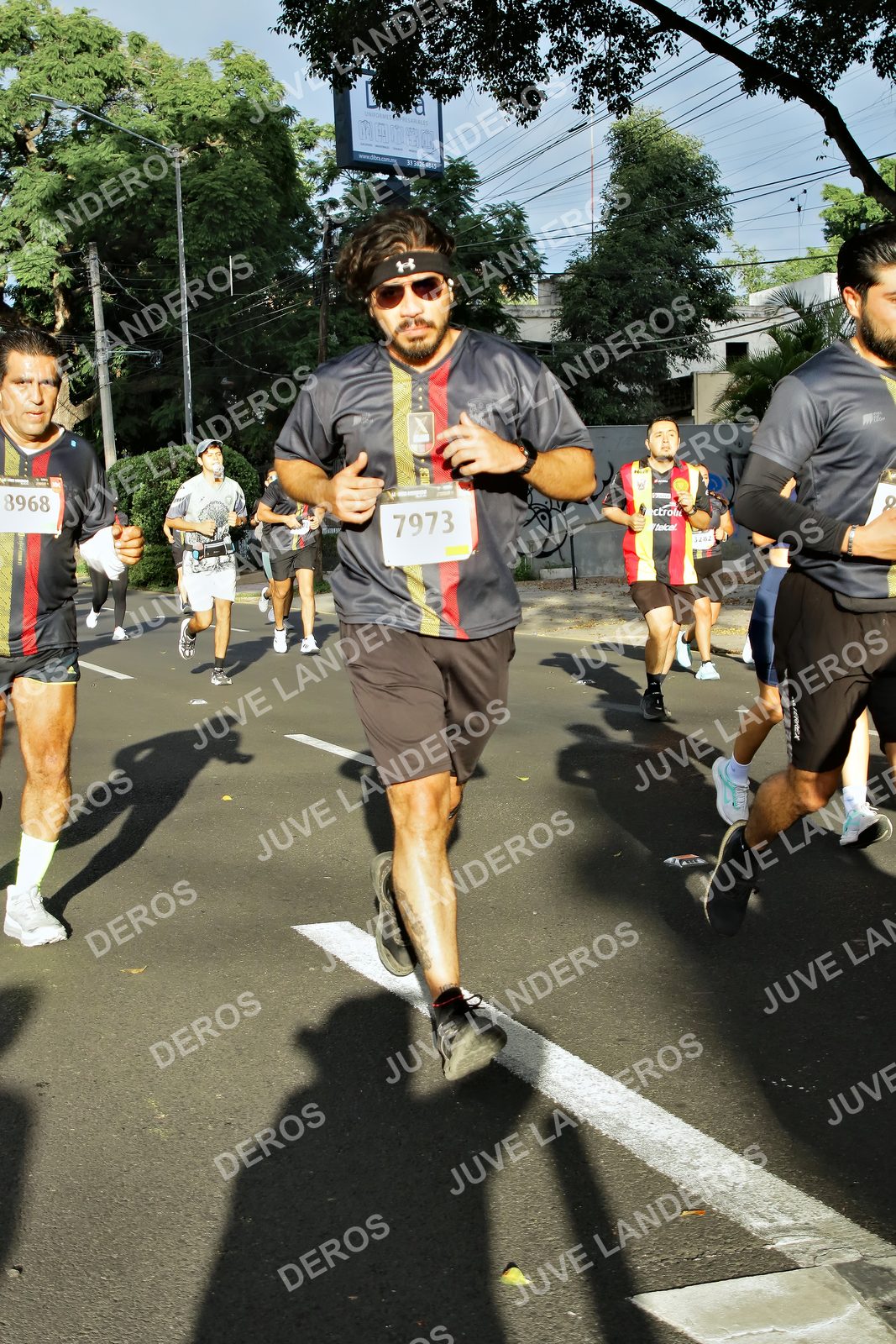 Foto de la X Carrera Leones Negros Red Cola 2026 en Rectoría General de la UdeG, Av. Juárez 976 (meta en Av. Enrique Díaz de León y Pedro Moreno), Guadalajara a las 07:48 · dorsal 7973, 8968, 2075