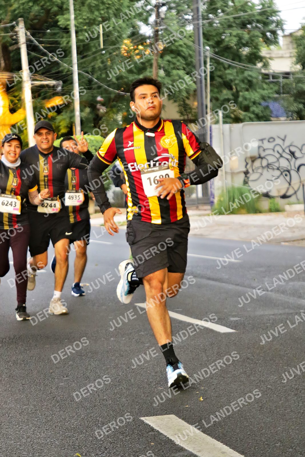 Foto de la X Carrera Leones Negros Red Cola 2026 en Rectoría General de la UdeG, Av. Juárez 976 (meta en Av. Enrique Díaz de León y Pedro Moreno), Guadalajara a las 05:01 · dorsal 4935, 6243, 6244