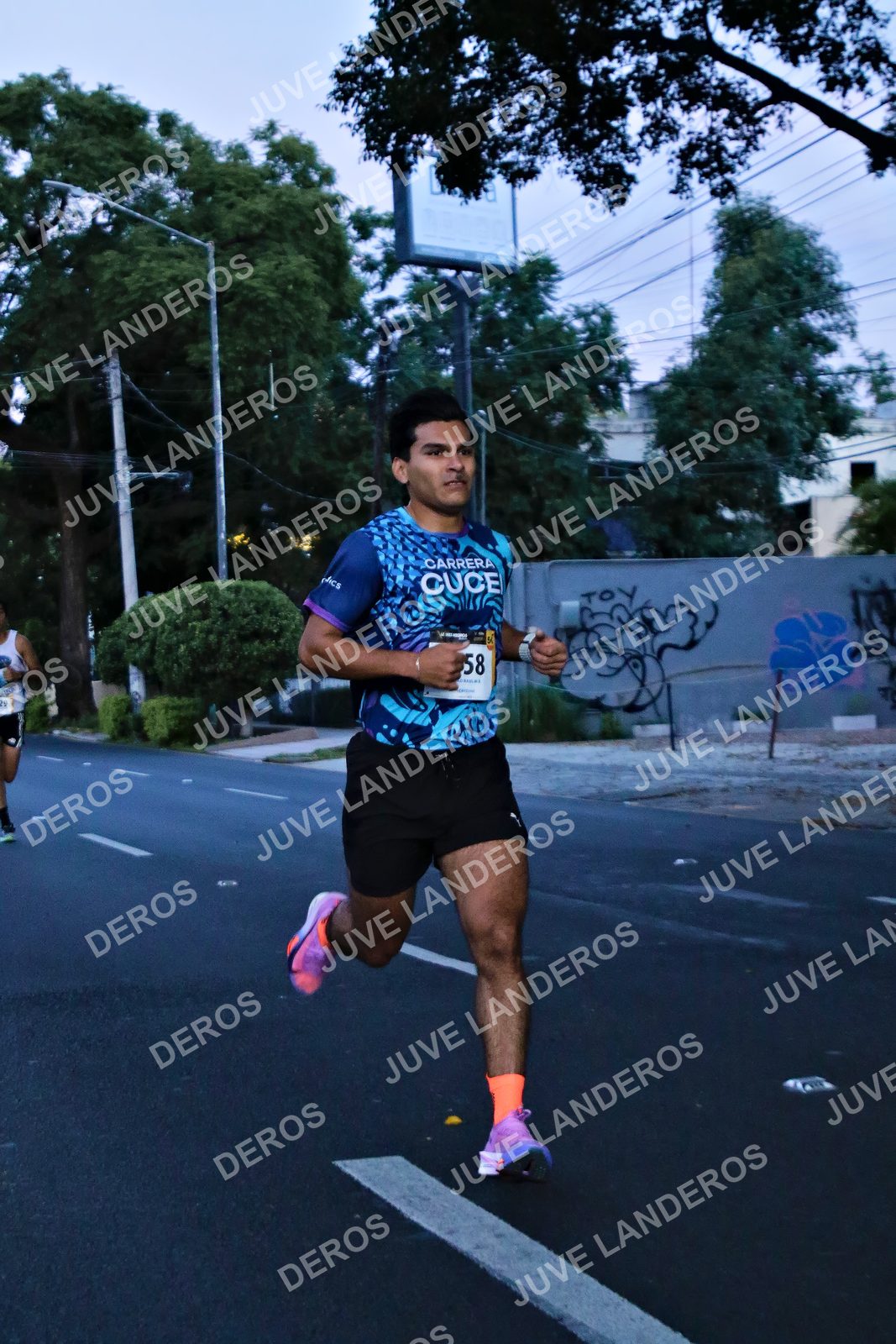 Foto de la X Carrera Leones Negros Red Cola 2026 en Rectoría General de la UdeG, Av. Juárez 976 (meta en Av. Enrique Díaz de León y Pedro Moreno), Guadalajara a las 04:49 · dorsal 58