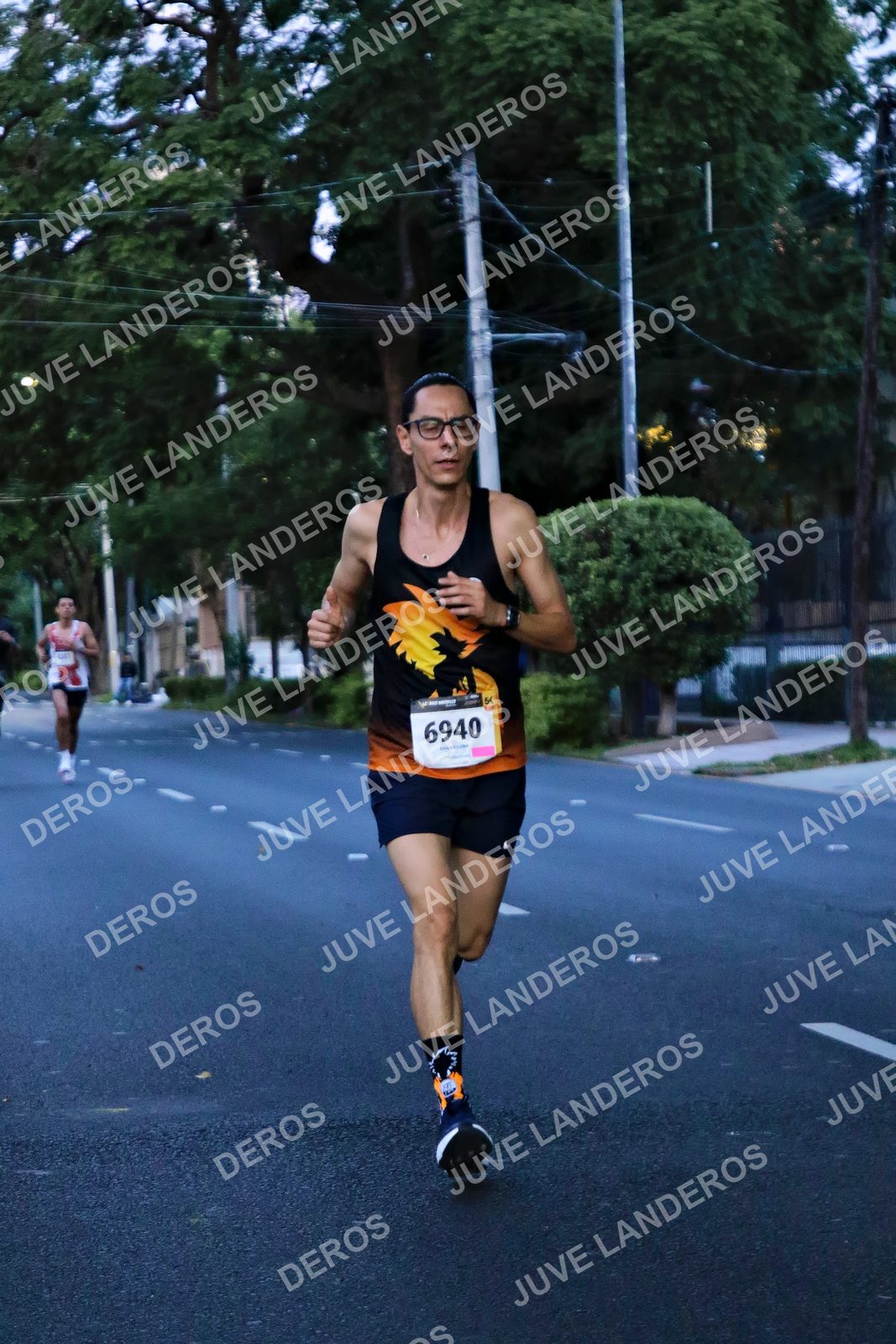Foto de la X Carrera Leones Negros Red Cola 2026 en Rectoría General de la UdeG, Av. Juárez 976 (meta en Av. Enrique Díaz de León y Pedro Moreno), Guadalajara a las 04:50 · dorsal 6940