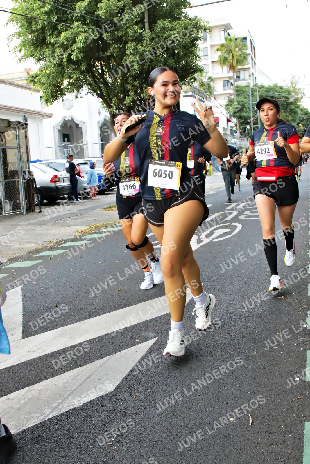 Foto de la X Carrera Leones Negros Red Cola 2026 en Rectoría General de la UdeG, Av. Juárez 976 (meta en Av. Enrique Díaz de León y Pedro Moreno), Guadalajara a las 07:14 · dorsal 6050, 4166, 4292, 10