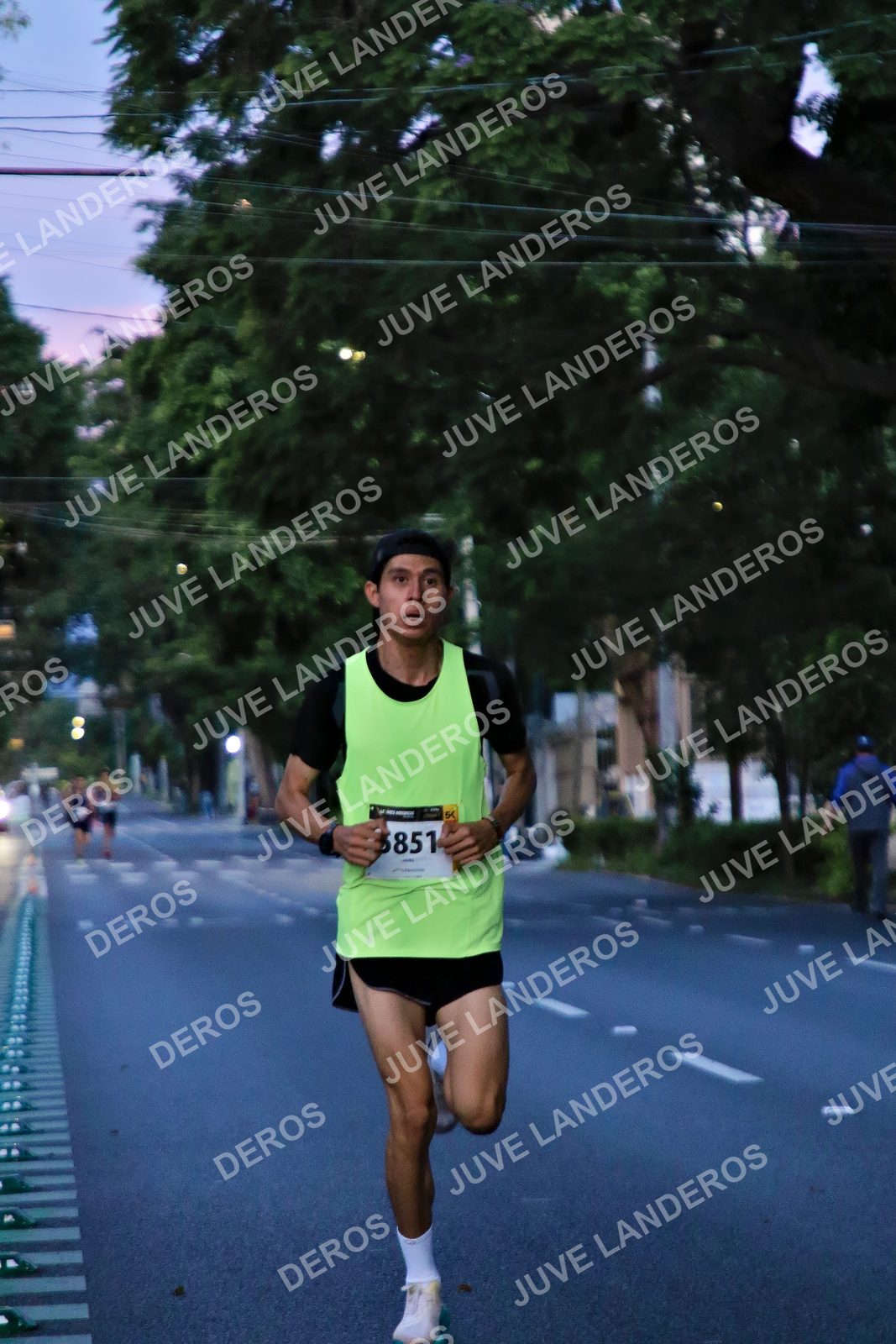Foto de la X Carrera Leones Negros Red Cola 2026 en Rectoría General de la UdeG, Av. Juárez 976 (meta en Av. Enrique Díaz de León y Pedro Moreno), Guadalajara a las 04:49 · dorsal 5851