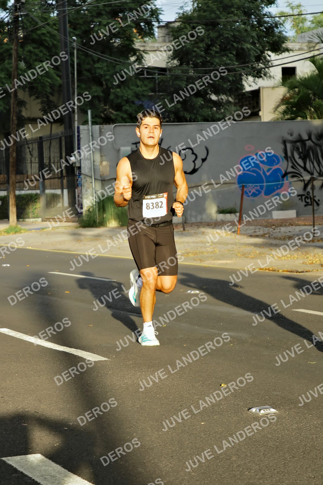 Foto de la X Carrera Leones Negros Red Cola 2026 en Rectoría General de la UdeG, Av. Juárez 976 (meta en Av. Enrique Díaz de León y Pedro Moreno), Guadalajara a las 07:31 · dorsal 8382