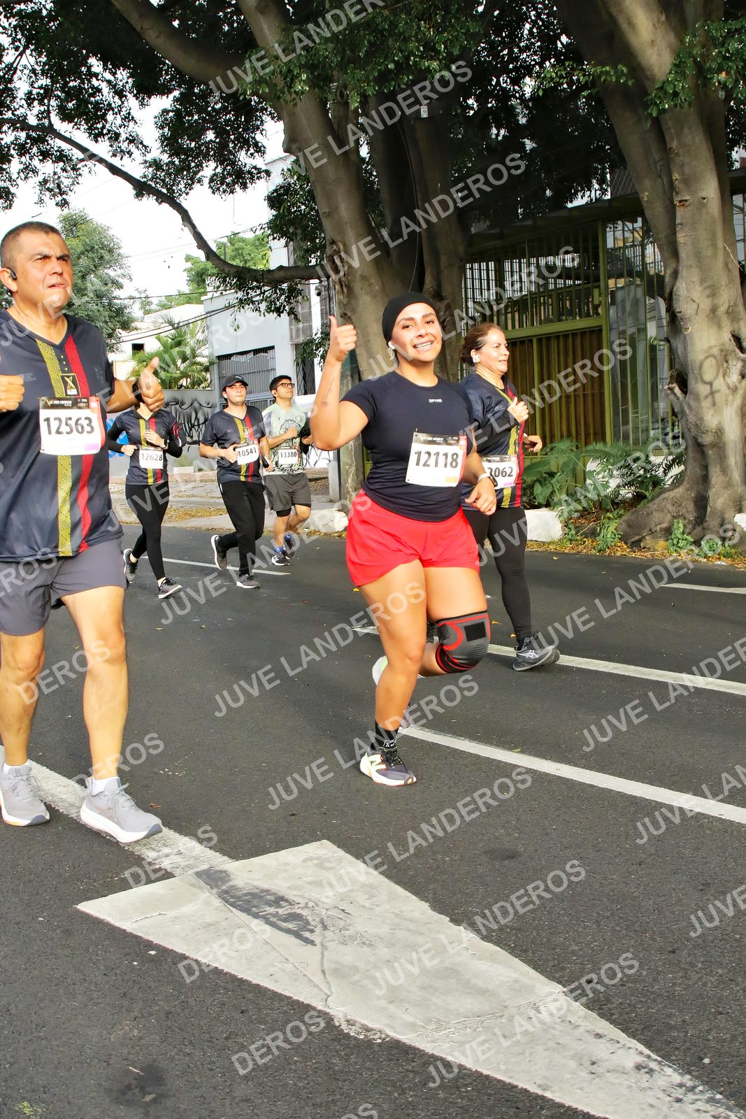 Foto de la X Carrera Leones Negros Red Cola 2026 en Rectoría General de la UdeG, Av. Juárez 976 (meta en Av. Enrique Díaz de León y Pedro Moreno), Guadalajara a las 08:07 · dorsal 12563, 12118, 10541, 12628