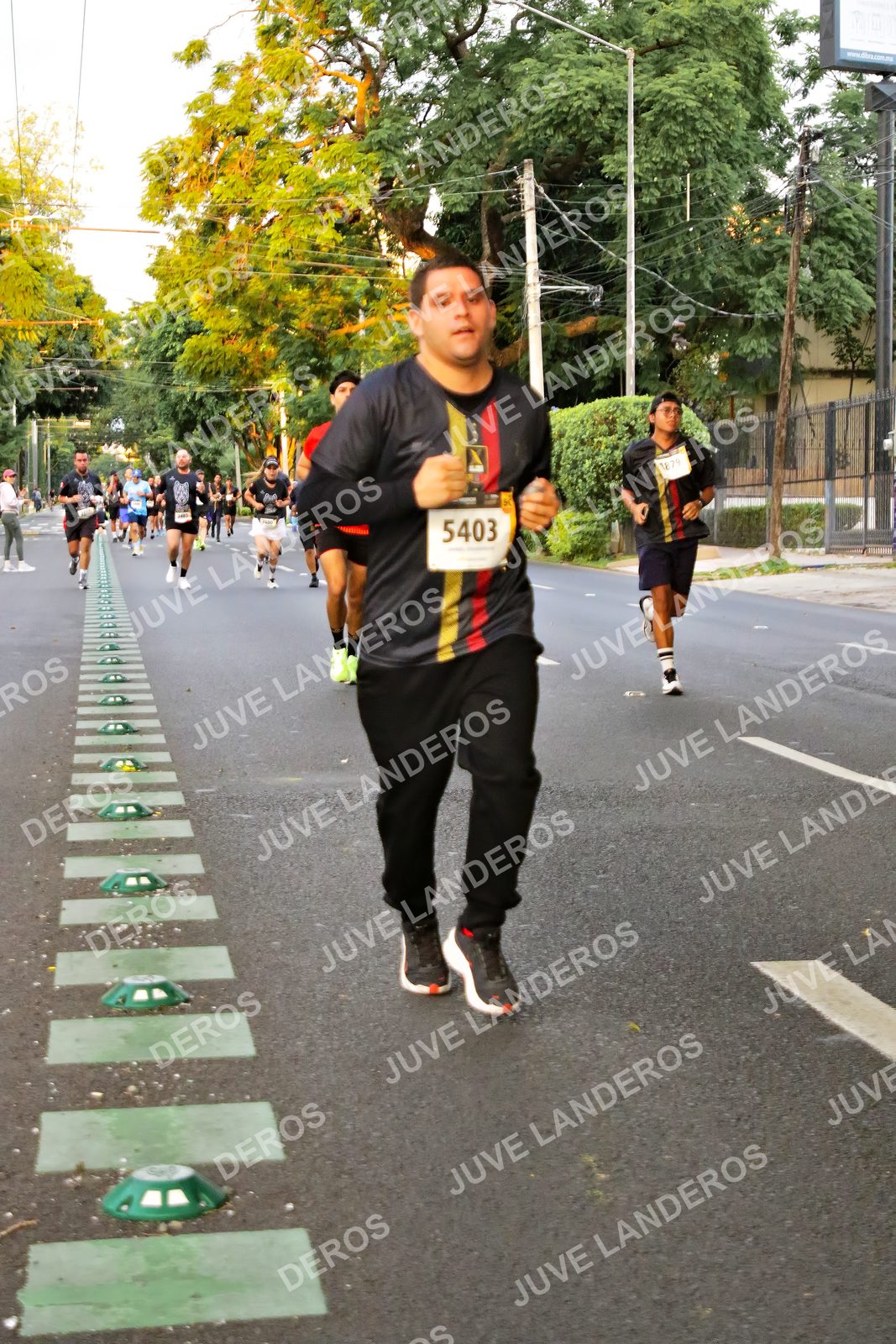 Foto de la X Carrera Leones Negros Red Cola 2026 en Rectoría General de la UdeG, Av. Juárez 976 (meta en Av. Enrique Díaz de León y Pedro Moreno), Guadalajara a las 04:59 · dorsal 5403, 1879