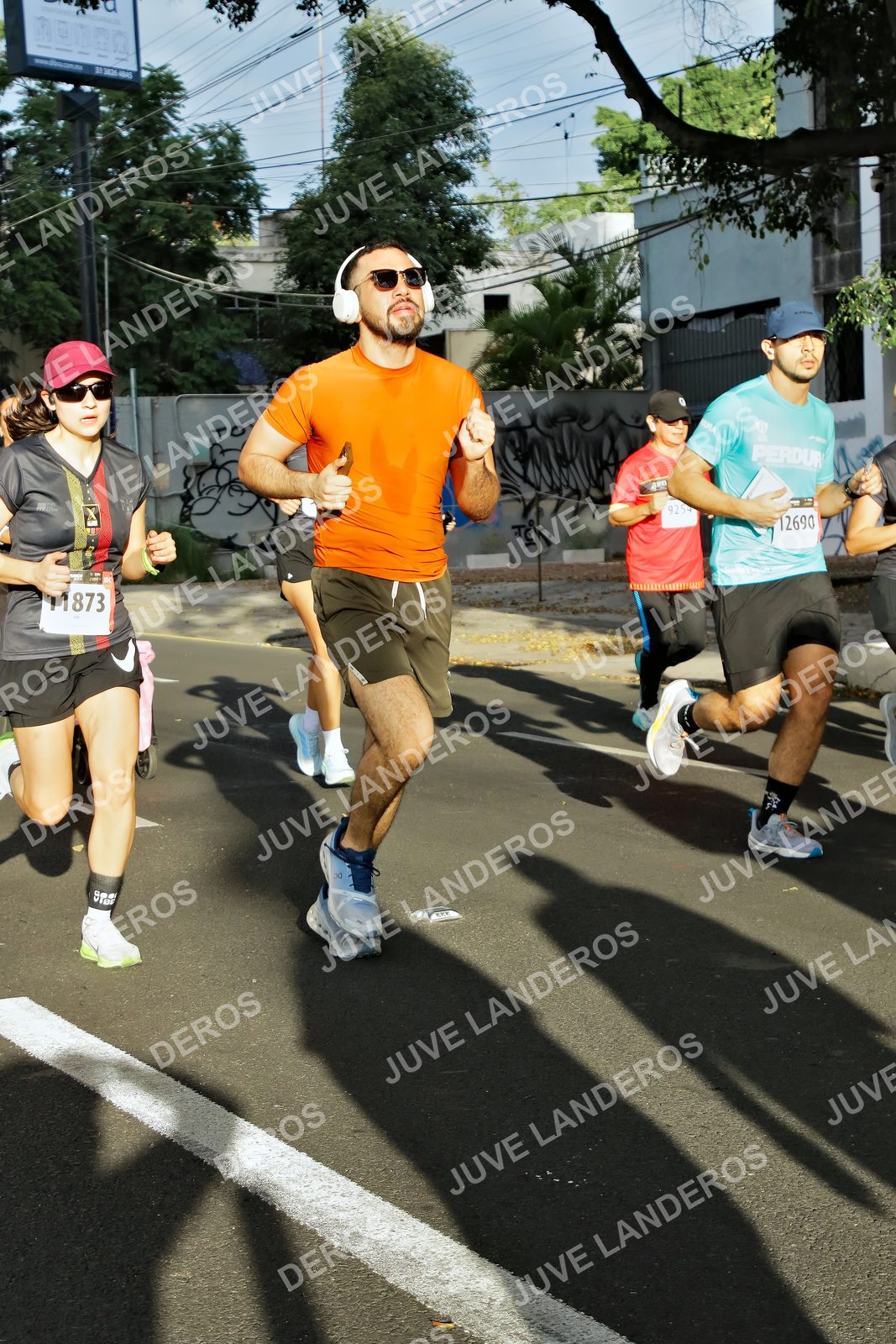 Foto de la X Carrera Leones Negros Red Cola 2026 en Rectoría General de la UdeG, Av. Juárez 976 (meta en Av. Enrique Díaz de León y Pedro Moreno), Guadalajara a las 07:45 · dorsal 12690, 925, 1873