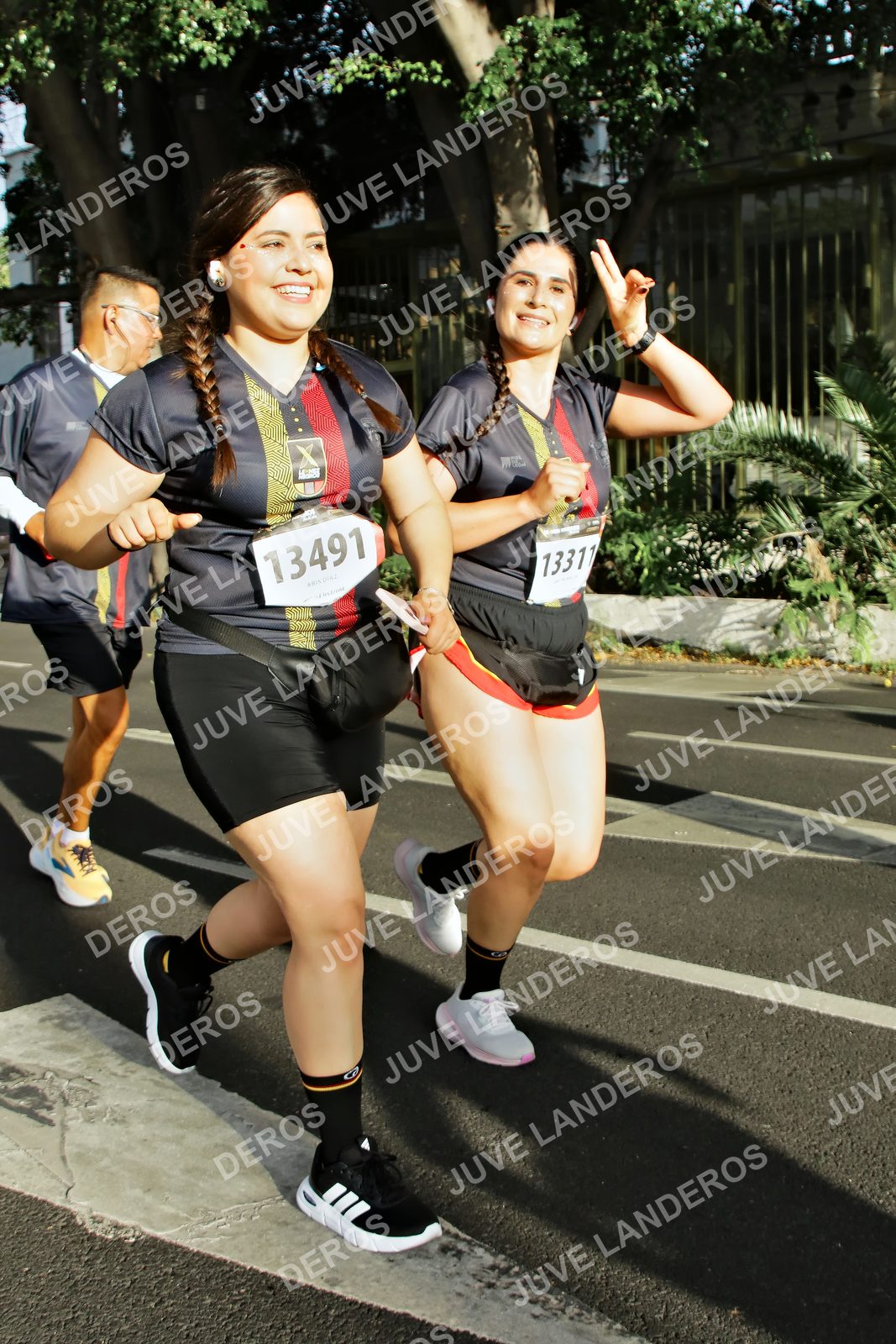 Foto de la X Carrera Leones Negros Red Cola 2026 en Rectoría General de la UdeG, Av. Juárez 976 (meta en Av. Enrique Díaz de León y Pedro Moreno), Guadalajara a las 07:57 · dorsal 13311, 13491