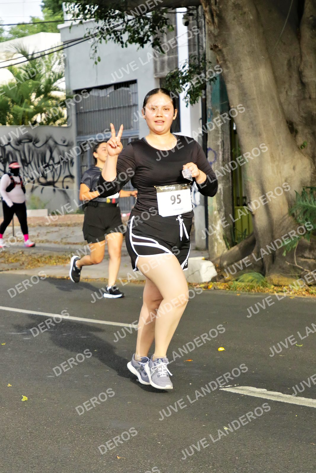 Foto de la X Carrera Leones Negros Red Cola 2026 en Rectoría General de la UdeG, Av. Juárez 976 (meta en Av. Enrique Díaz de León y Pedro Moreno), Guadalajara a las 08:13 · dorsal 95