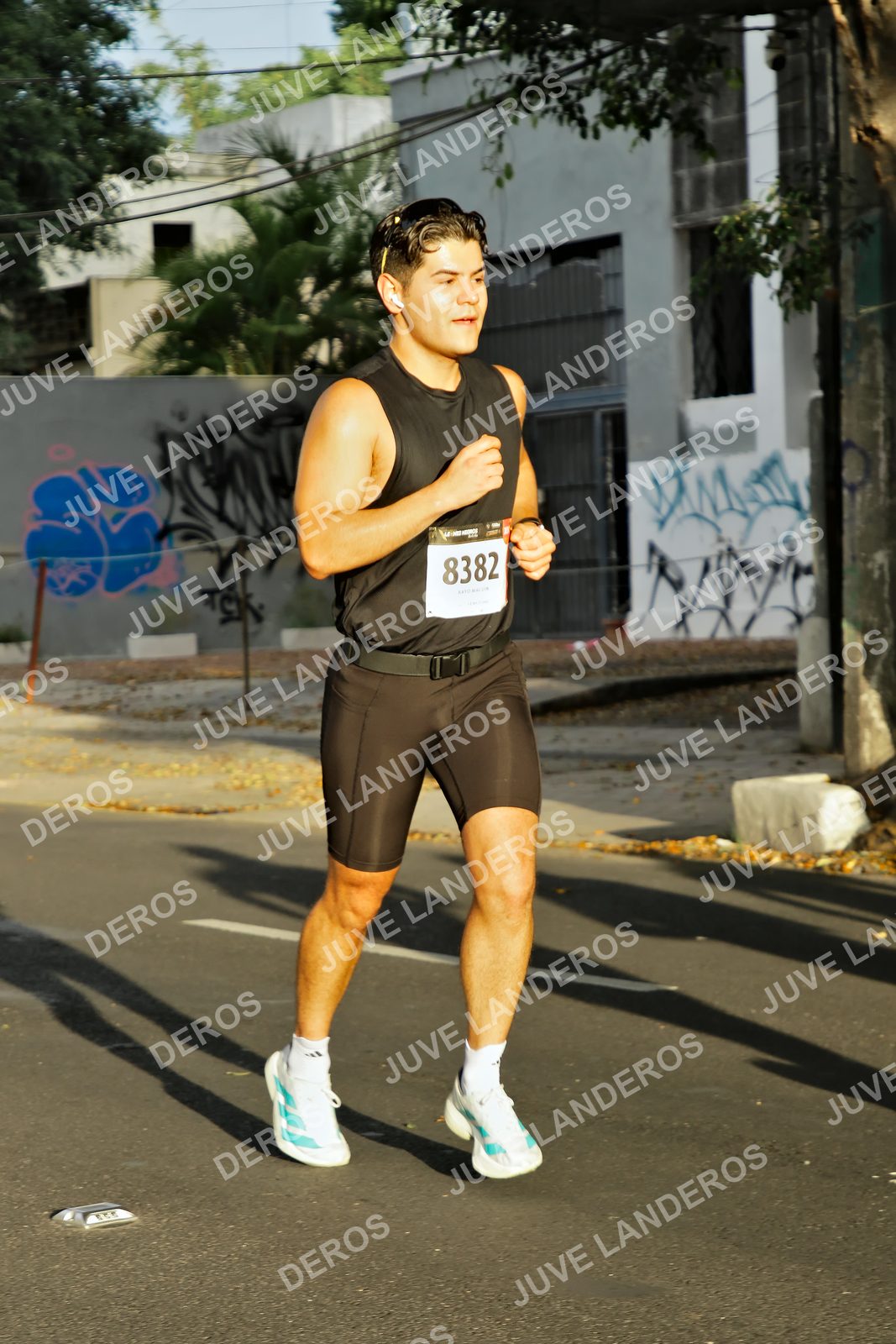 Foto de la X Carrera Leones Negros Red Cola 2026 en Rectoría General de la UdeG, Av. Juárez 976 (meta en Av. Enrique Díaz de León y Pedro Moreno), Guadalajara a las 07:31 · dorsal 8382