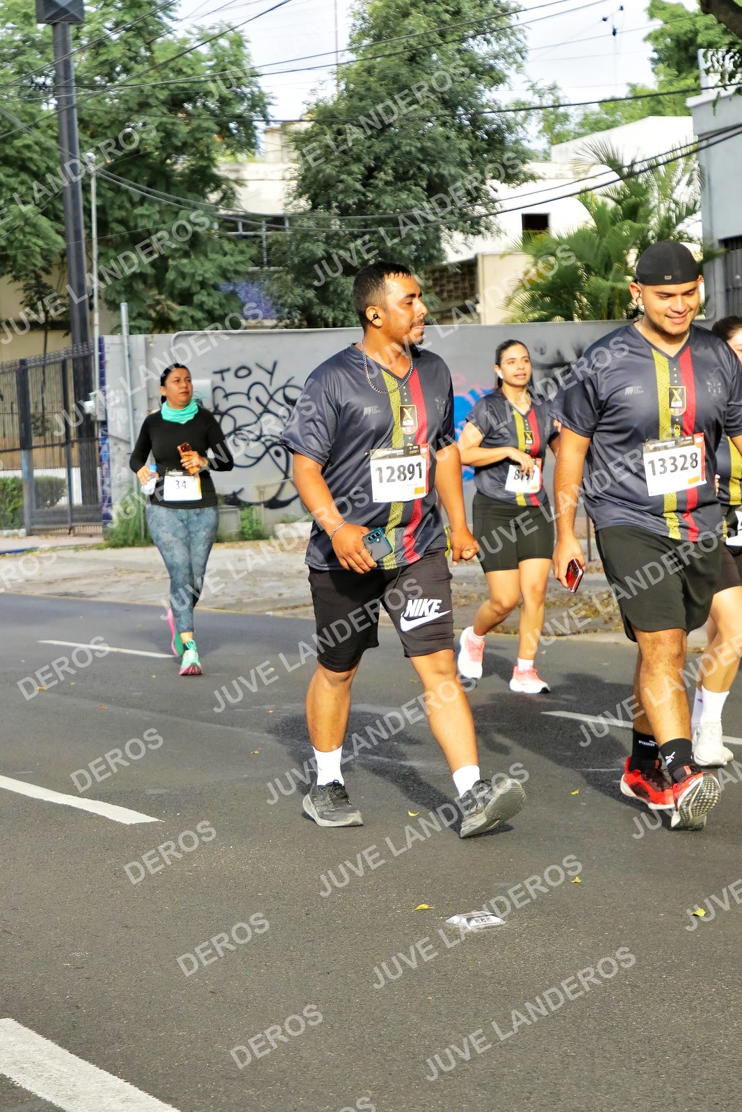 Foto de la X Carrera Leones Negros Red Cola 2026 en Rectoría General de la UdeG, Av. Juárez 976 (meta en Av. Enrique Díaz de León y Pedro Moreno), Guadalajara a las 08:12 · dorsal 13328, 12891, 34, 87