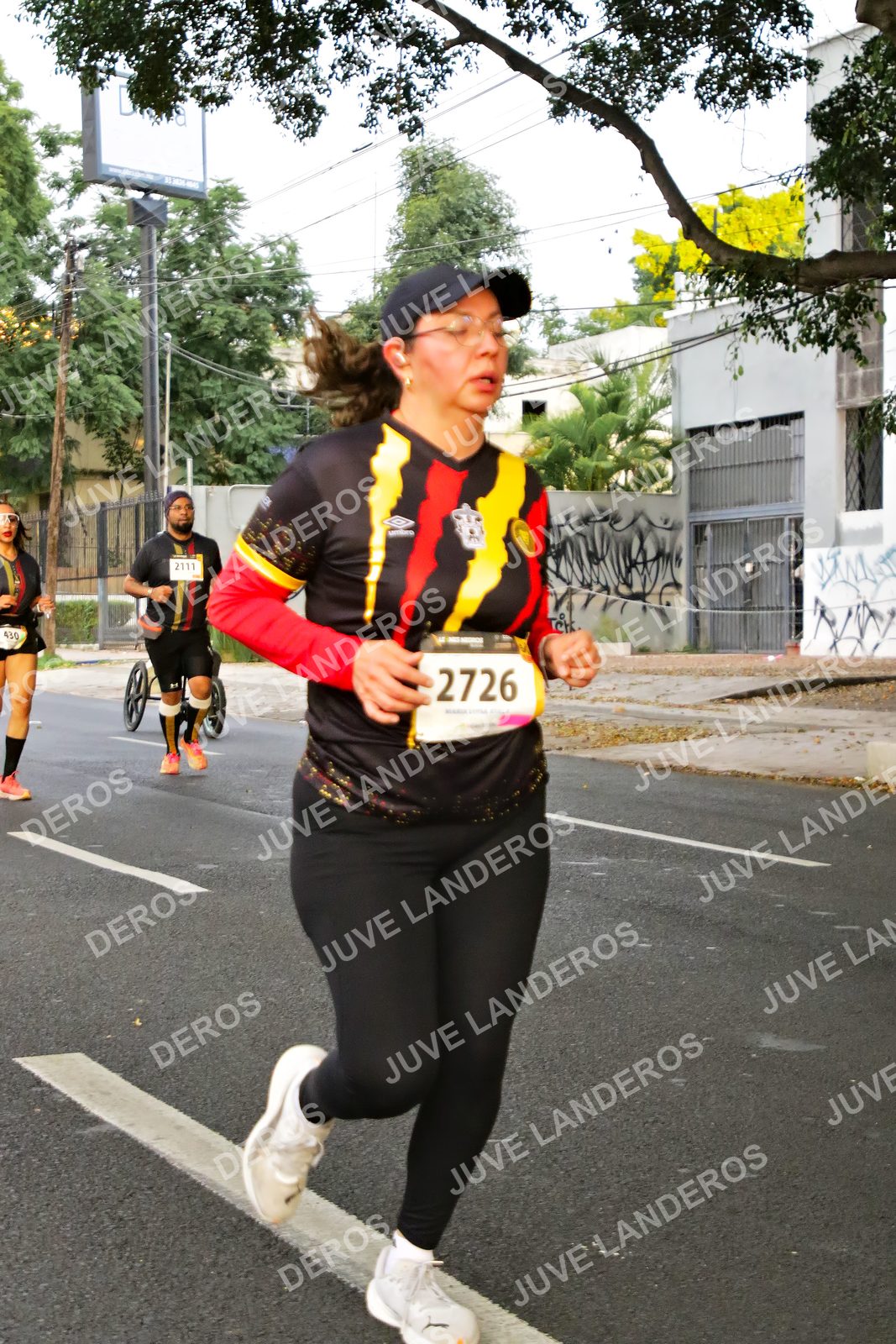 Foto de la X Carrera Leones Negros Red Cola 2026 en Rectoría General de la UdeG, Av. Juárez 976 (meta en Av. Enrique Díaz de León y Pedro Moreno), Guadalajara a las 05:01 · dorsal 2726, 2111, 430
