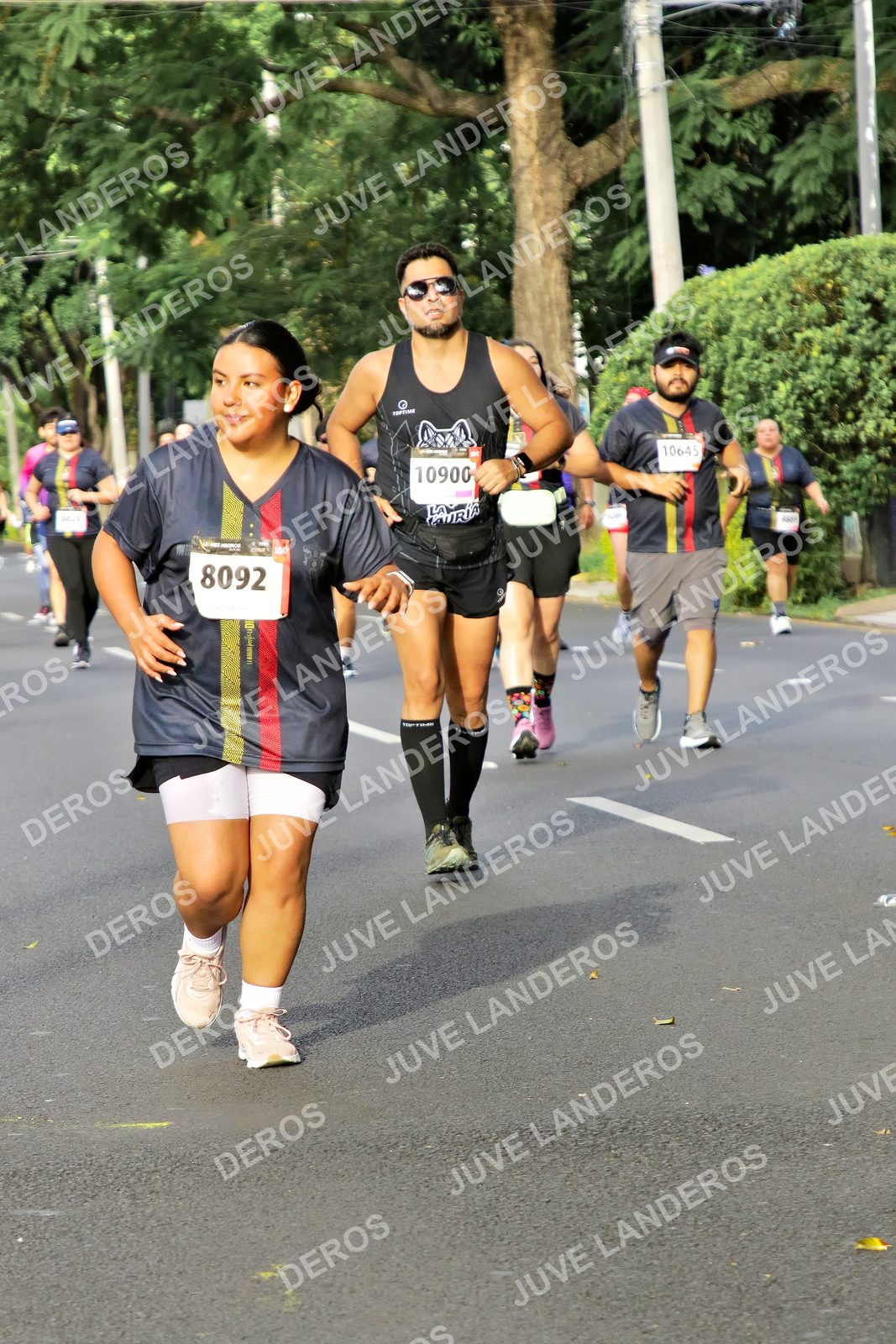 Foto de la X Carrera Leones Negros Red Cola 2026 en Rectoría General de la UdeG, Av. Juárez 976 (meta en Av. Enrique Díaz de León y Pedro Moreno), Guadalajara a las 08:10 · dorsal 10900, 8092, 10645