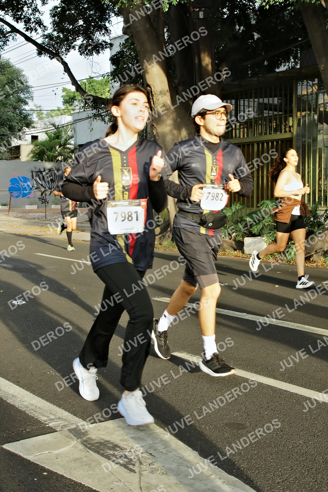 Foto de la X Carrera Leones Negros Red Cola 2026 en Rectoría General de la UdeG, Av. Juárez 976 (meta en Av. Enrique Díaz de León y Pedro Moreno), Guadalajara a las 07:34 · dorsal 7981, 7982