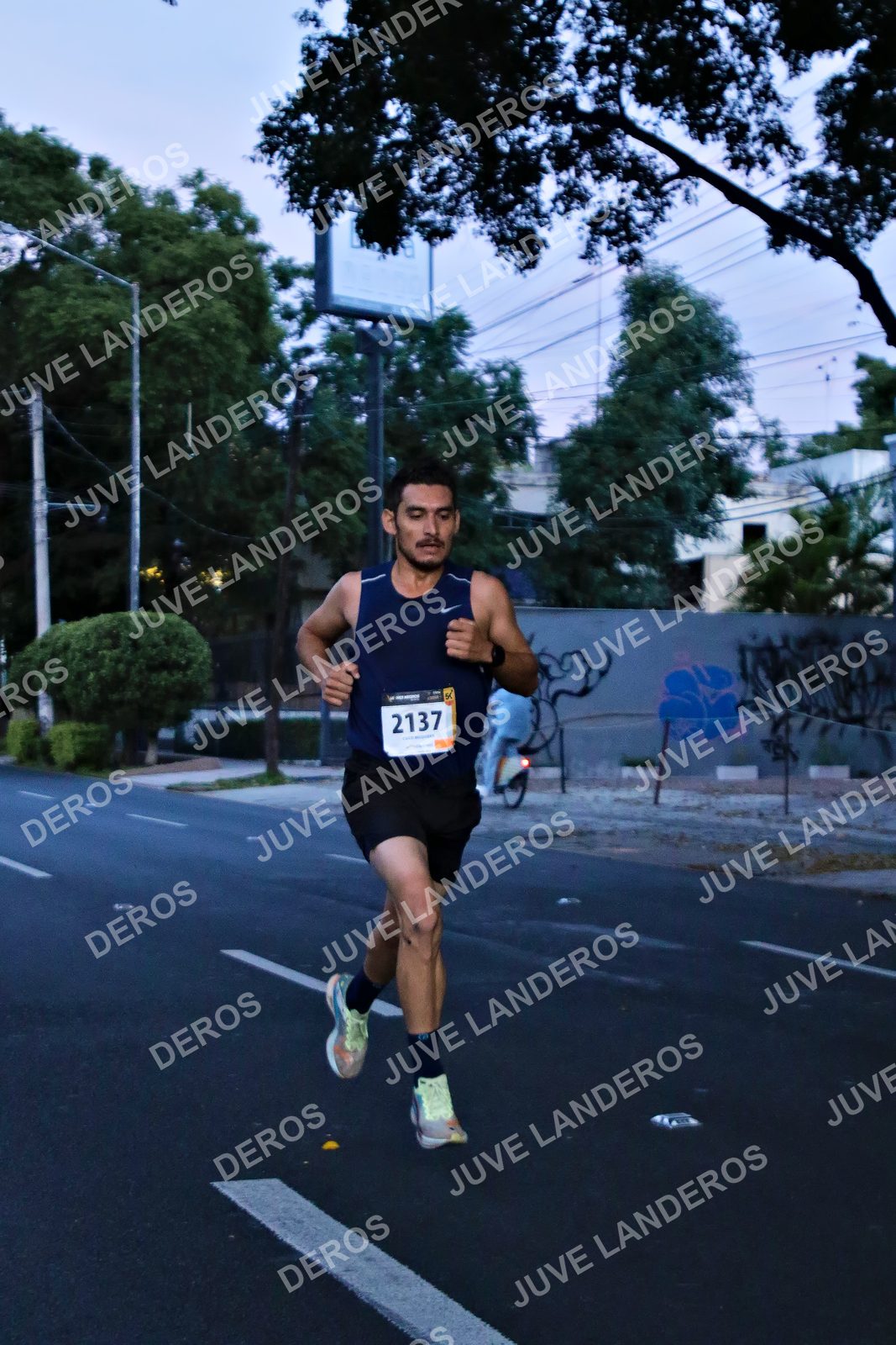 Foto de la X Carrera Leones Negros Red Cola 2026 en Rectoría General de la UdeG, Av. Juárez 976 (meta en Av. Enrique Díaz de León y Pedro Moreno), Guadalajara a las 04:49 · dorsal 2137